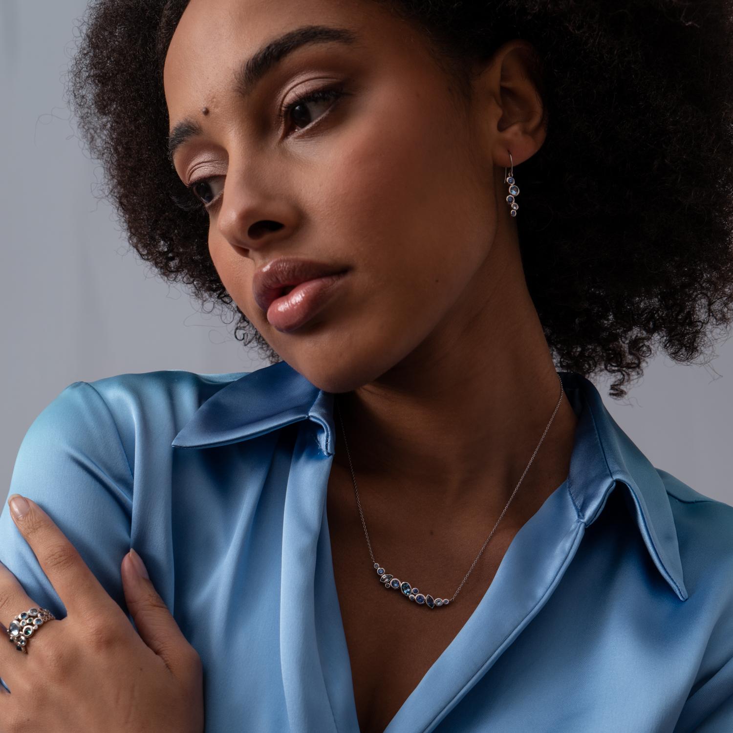 Alliant un savoir-faire artisanal exquis à la beauté des pierres précieuses de couleur, ces boucles d'oreilles Cascade en or blanc 18 carats présentent une impressionnante cascade de saphirs bleus et d'aigues-marines enchâssés dans des montures à