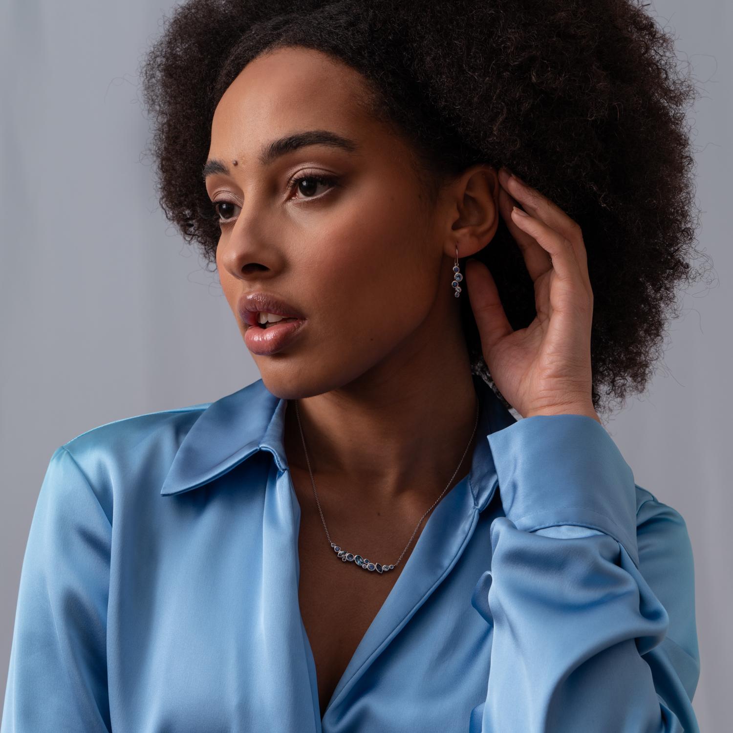 Taille ronde Boucles d'oreilles en or blanc 18k saphir et aigue-marine en cascade en vente