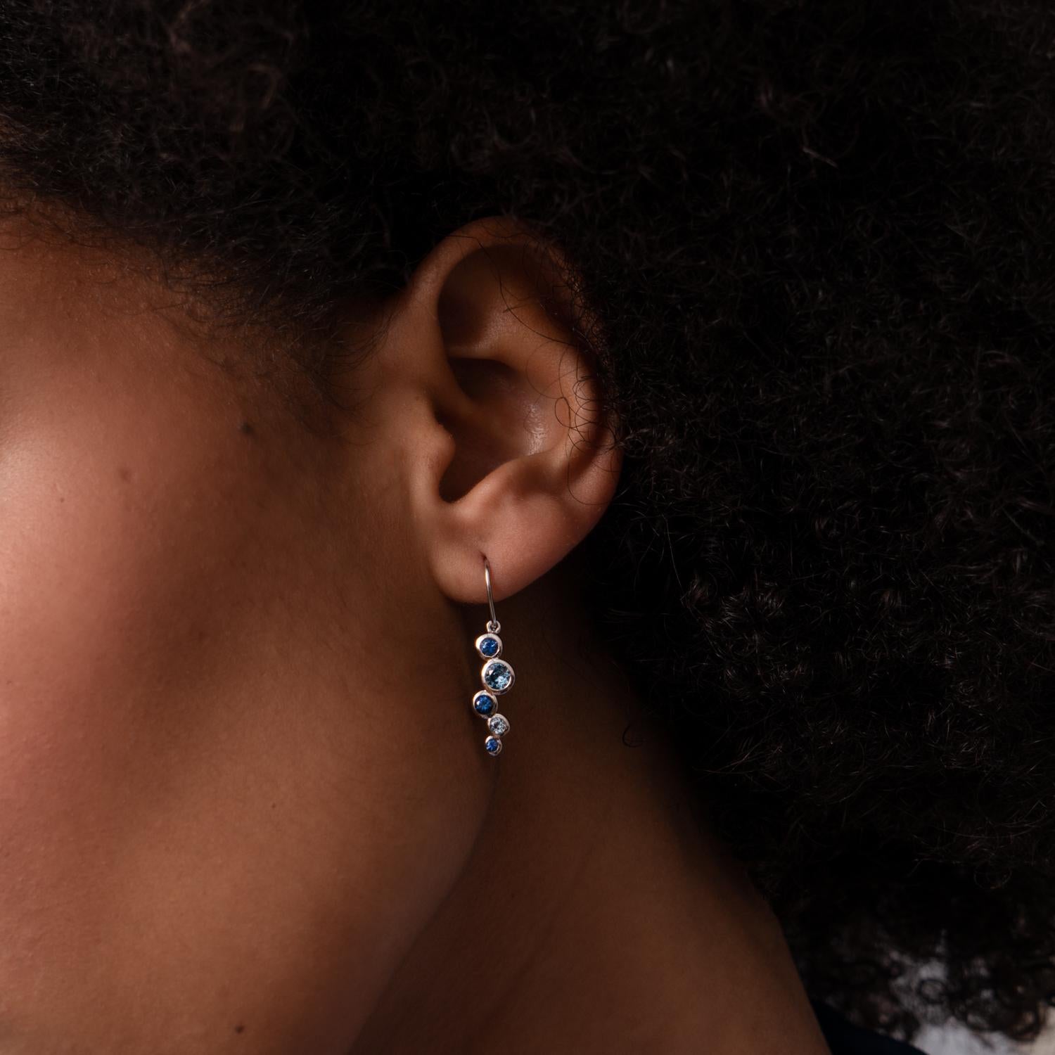 Boucles d'oreilles en or blanc 18k saphir et aigue-marine en cascade Neuf - En vente à London, GB