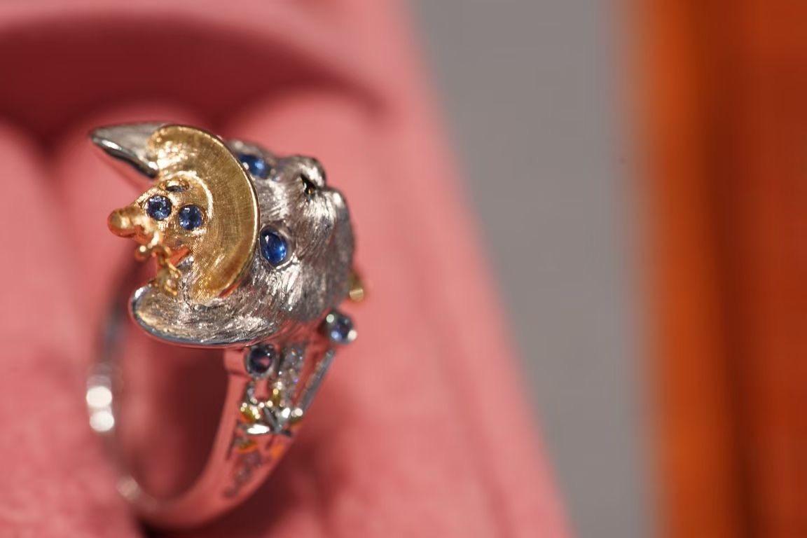18K White Gold Sapphire & Diamond 'Cat Collection’ Ring For Sale 3