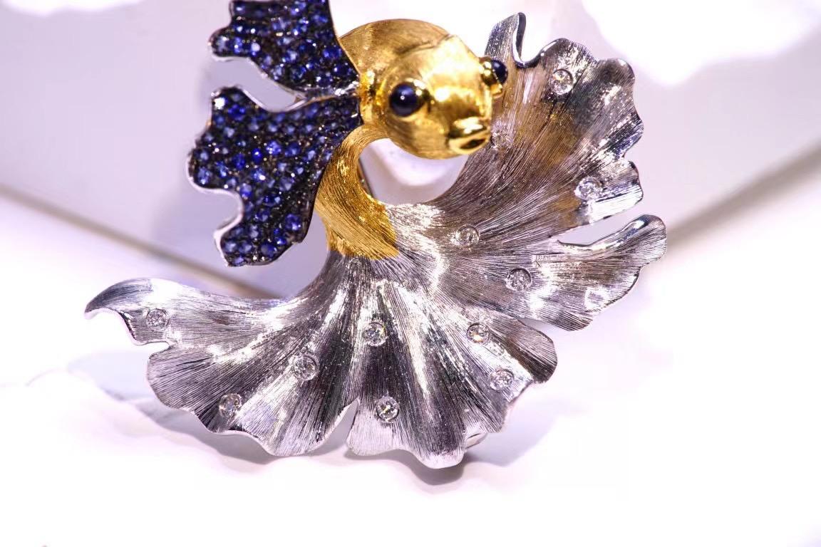 Moderno Spilla/pendente con zaffiro e diamante in oro bianco 18 carati in vendita
