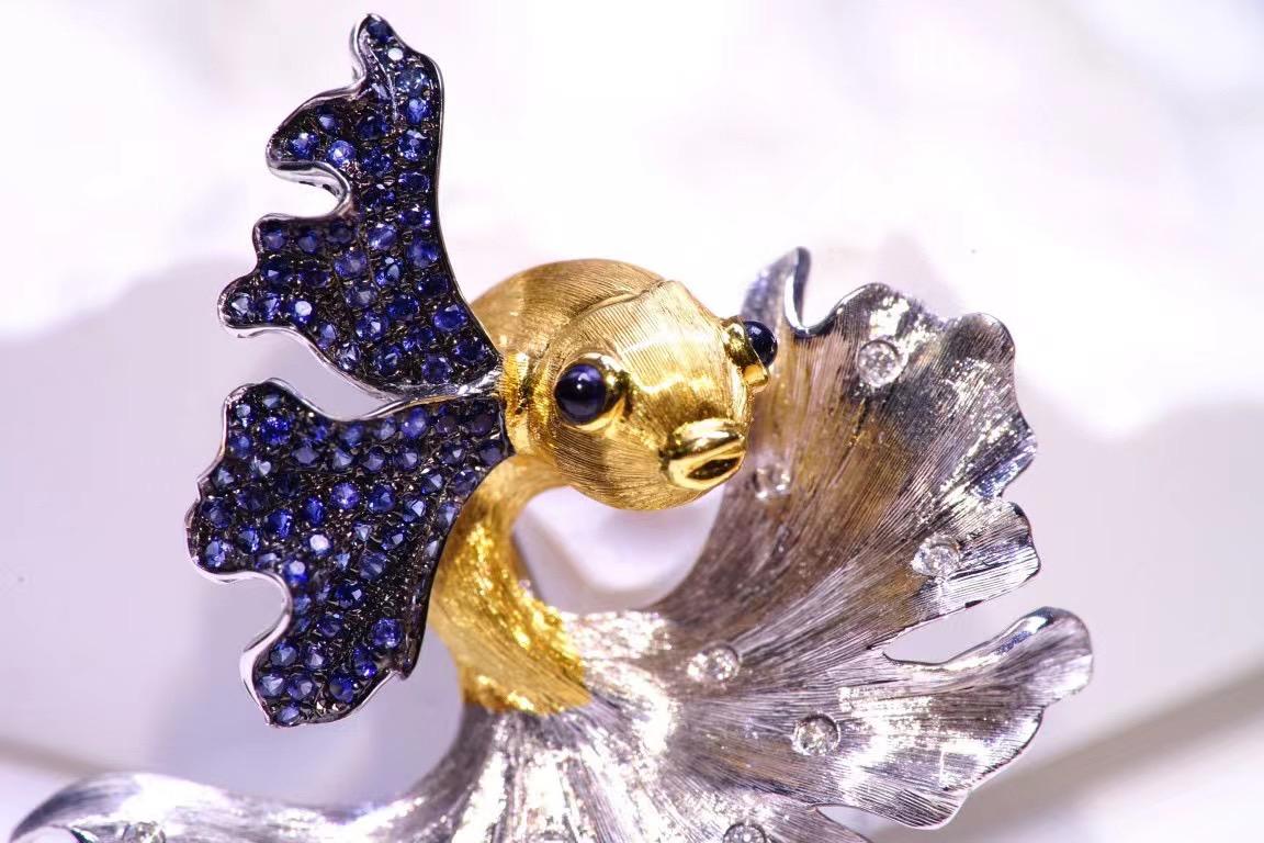 Taglio rotondo Spilla/pendente con zaffiro e diamante in oro bianco 18 carati in vendita