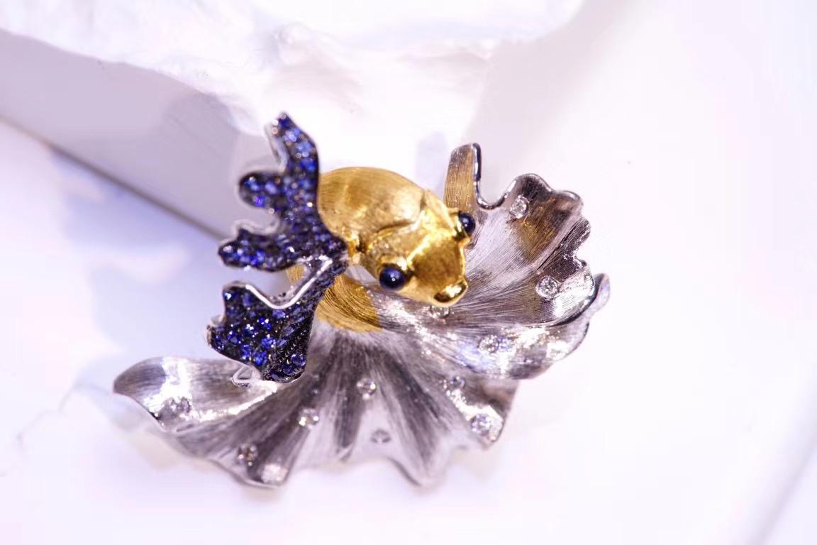 Spilla/pendente con zaffiro e diamante in oro bianco 18 carati In condizioni Nuovo in vendita a Kowloon, HK