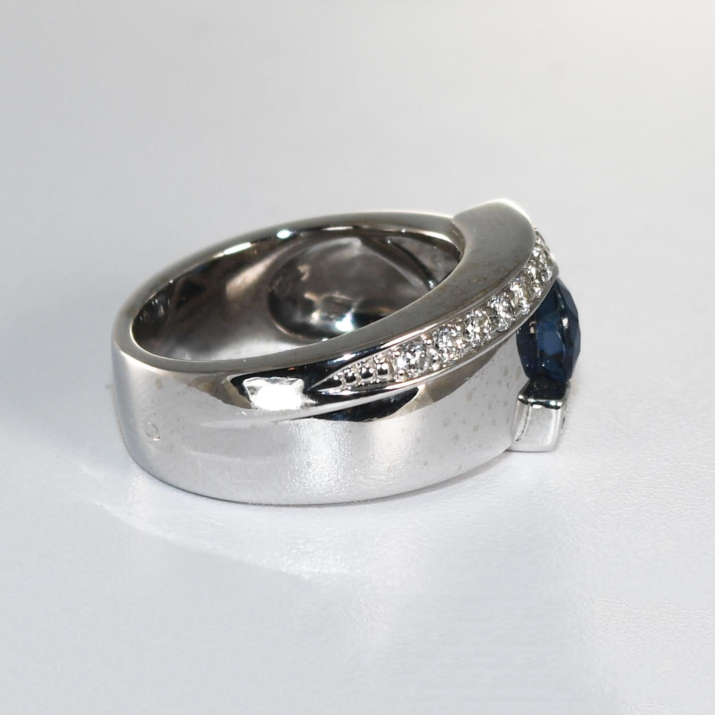18K White Gold Sapphire & Diamond Ring 13.2g (Ovalschliff) im Angebot