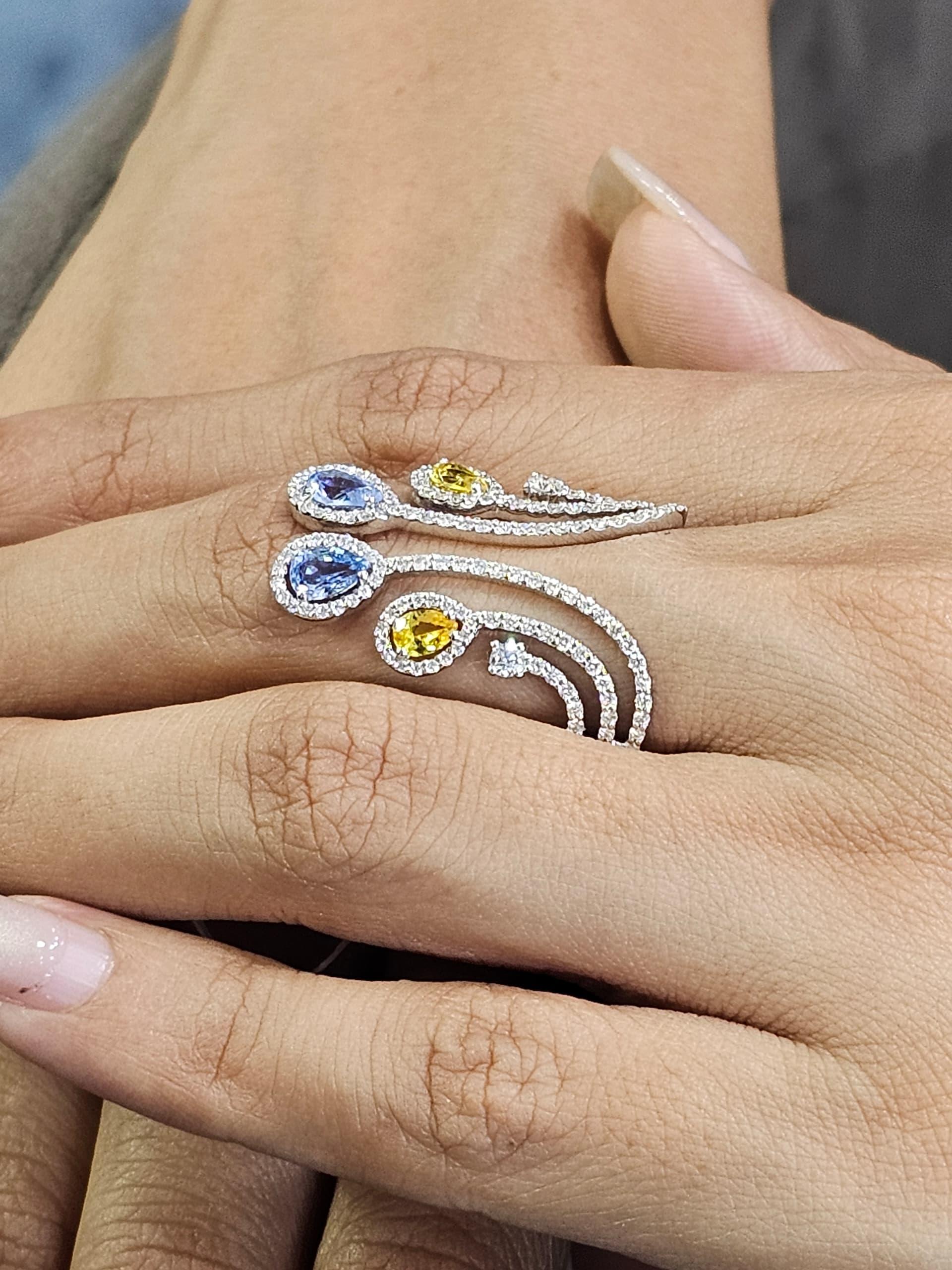Taille poire Bague en or blanc 18 carats saphir et diamant - Contraste saisissant entre le bleu et le jaune en vente