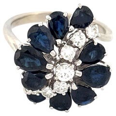 Anello a grappolo con zaffiro e diamante in oro bianco 18 carati, fine XX secolo