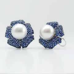Boucles d'oreilles en or blanc 18 carats ornées d'une fleur en saphir et de perles des mers du Sud, avec fermoir Omega