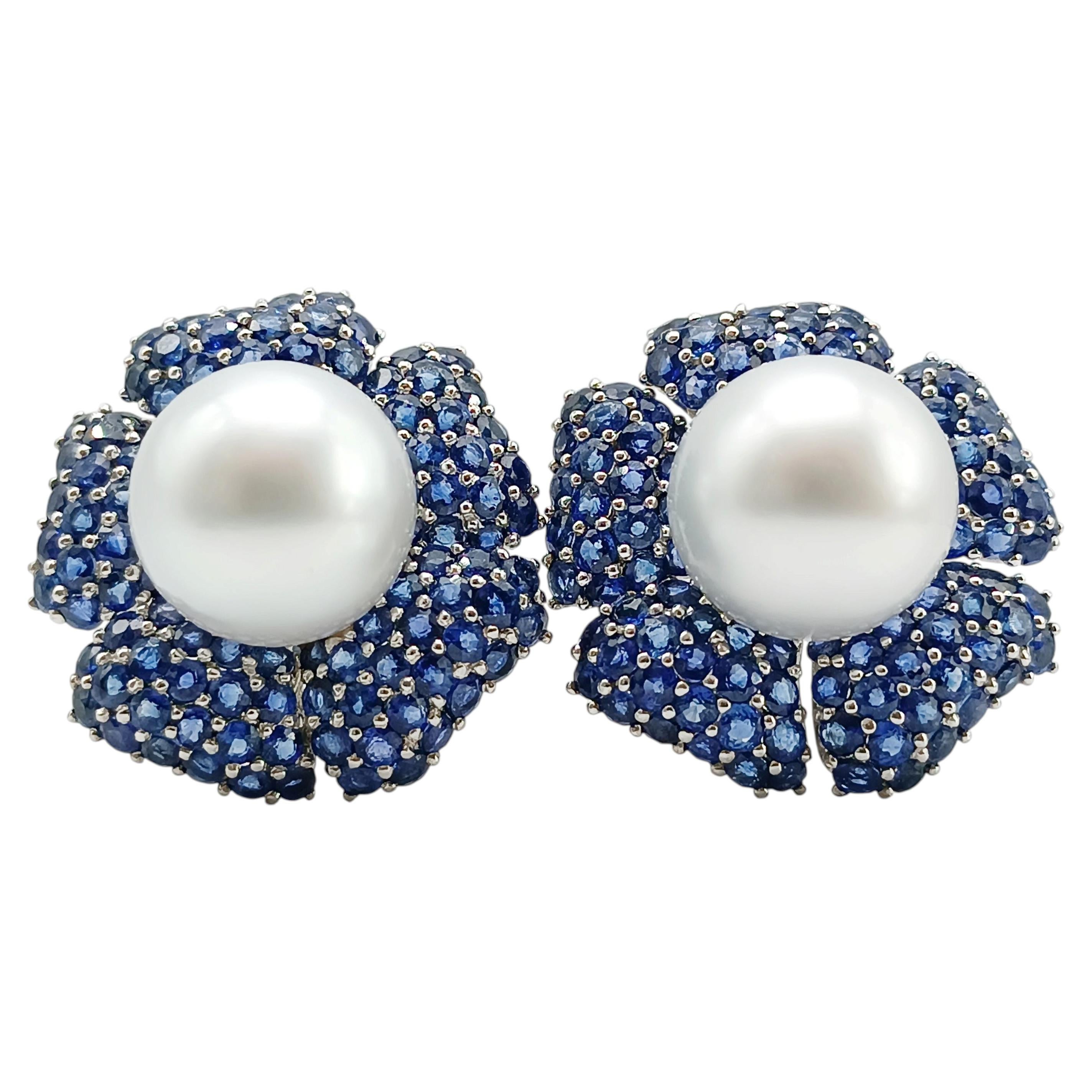 Boucles d'oreilles en or blanc 18 carats ornées d'une fleur en saphir et de perles des mers du Sud, avec fermoir Omega en vente