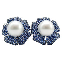 Boucles d'oreilles en or blanc 18 carats ornées d'une fleur en saphir et de perles des mers du Sud, avec fermoir Omega