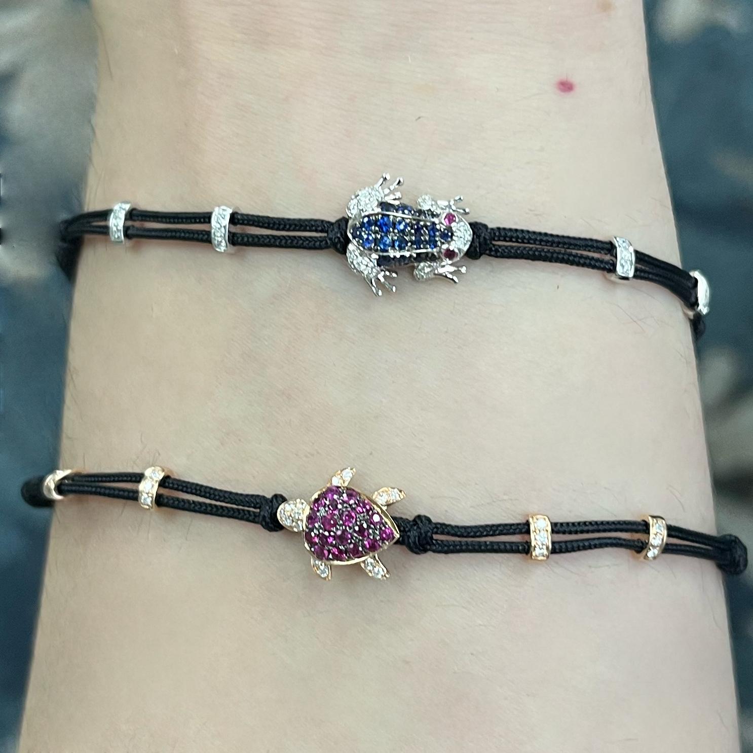 Gewebtes Armband aus 18 Karat Weißgold mit Saphiren, Frosch und Diamanten und Rubinen (Rundschliff) im Angebot