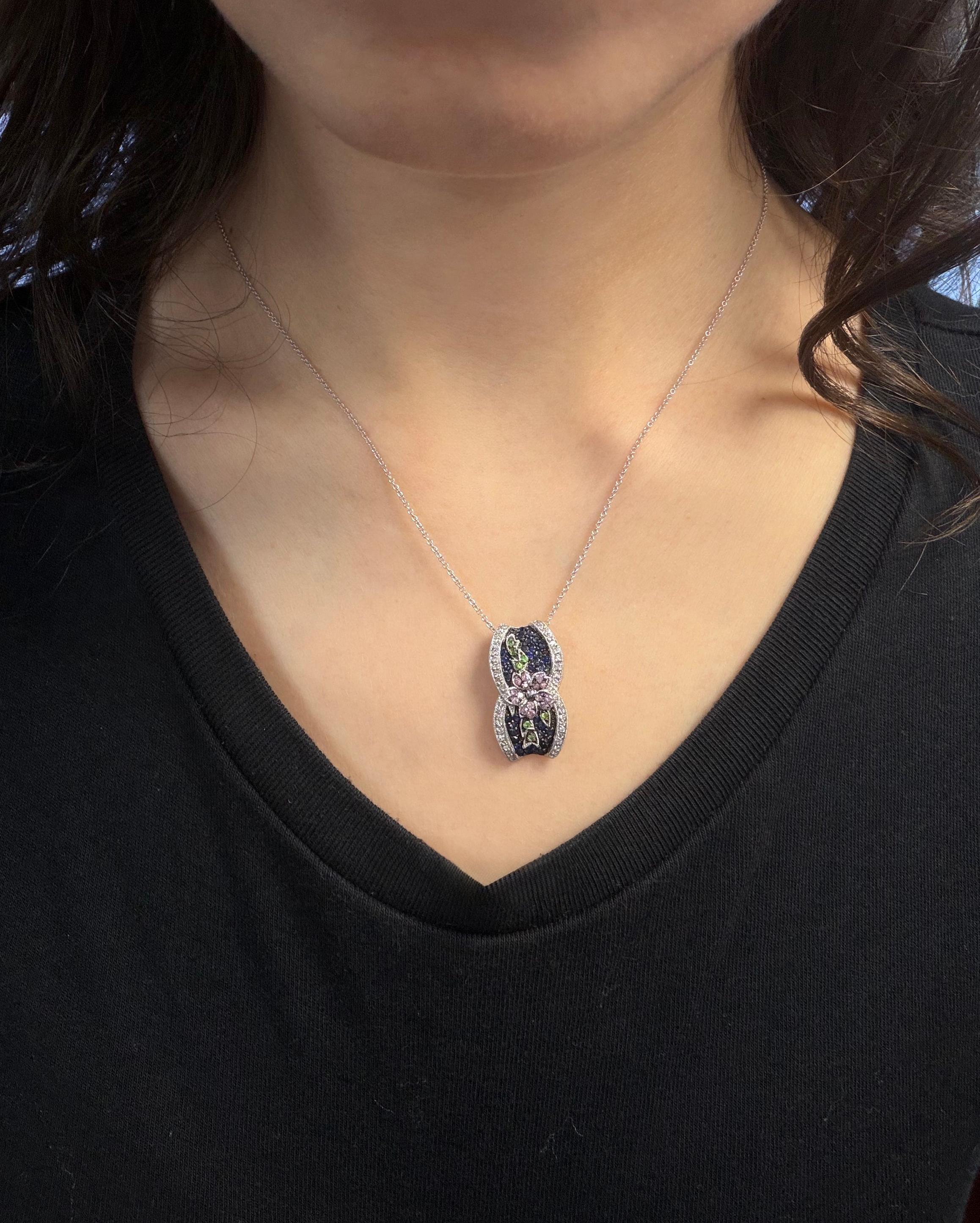 18K Weißgold Saphir, Granat, Tsavorit und Diamant Anhänger Halskette mit Blumen (Rundschliff) im Angebot