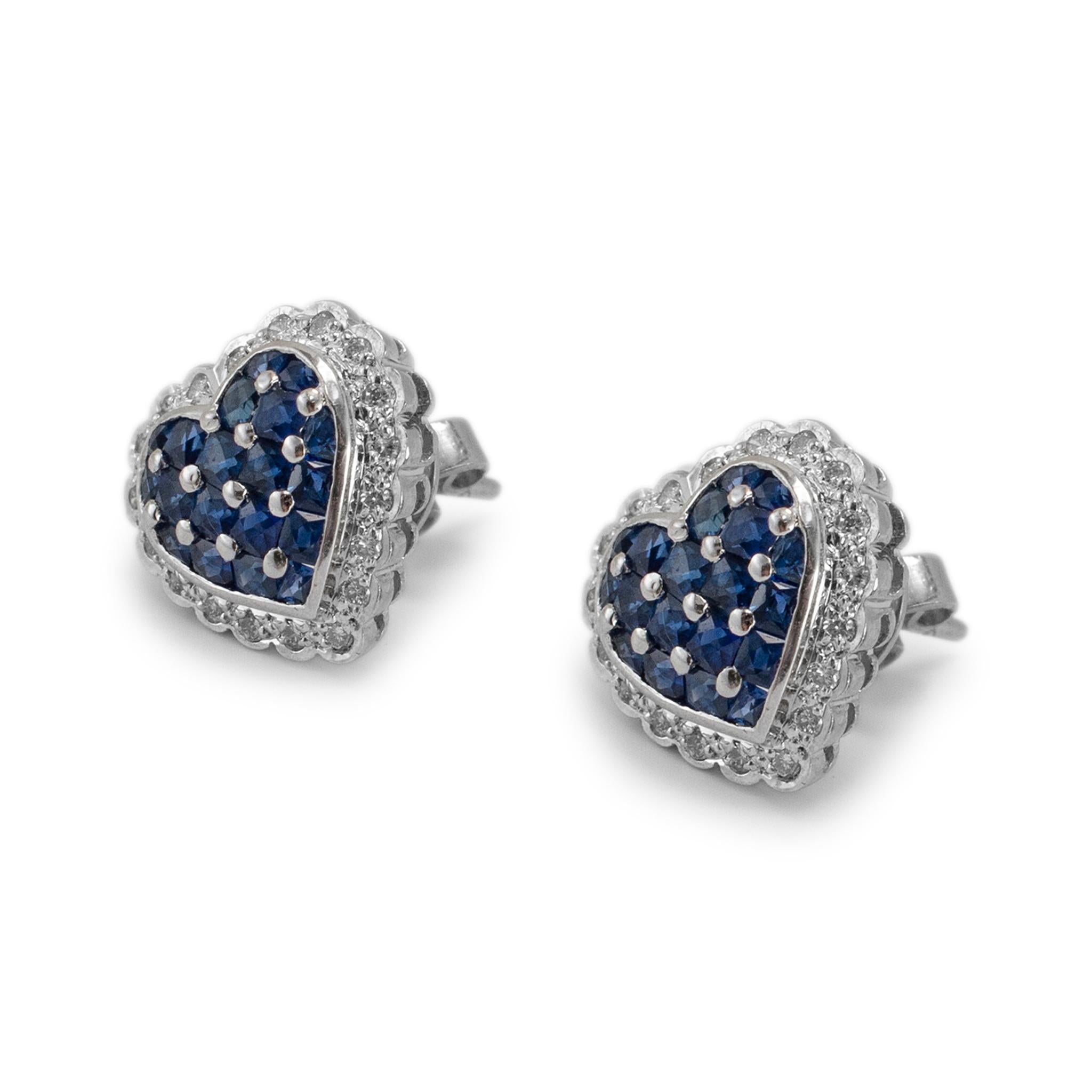 Quadrato Orecchini a cuore con diamante e zaffiro aureolato in oro bianco 18 carati in vendita