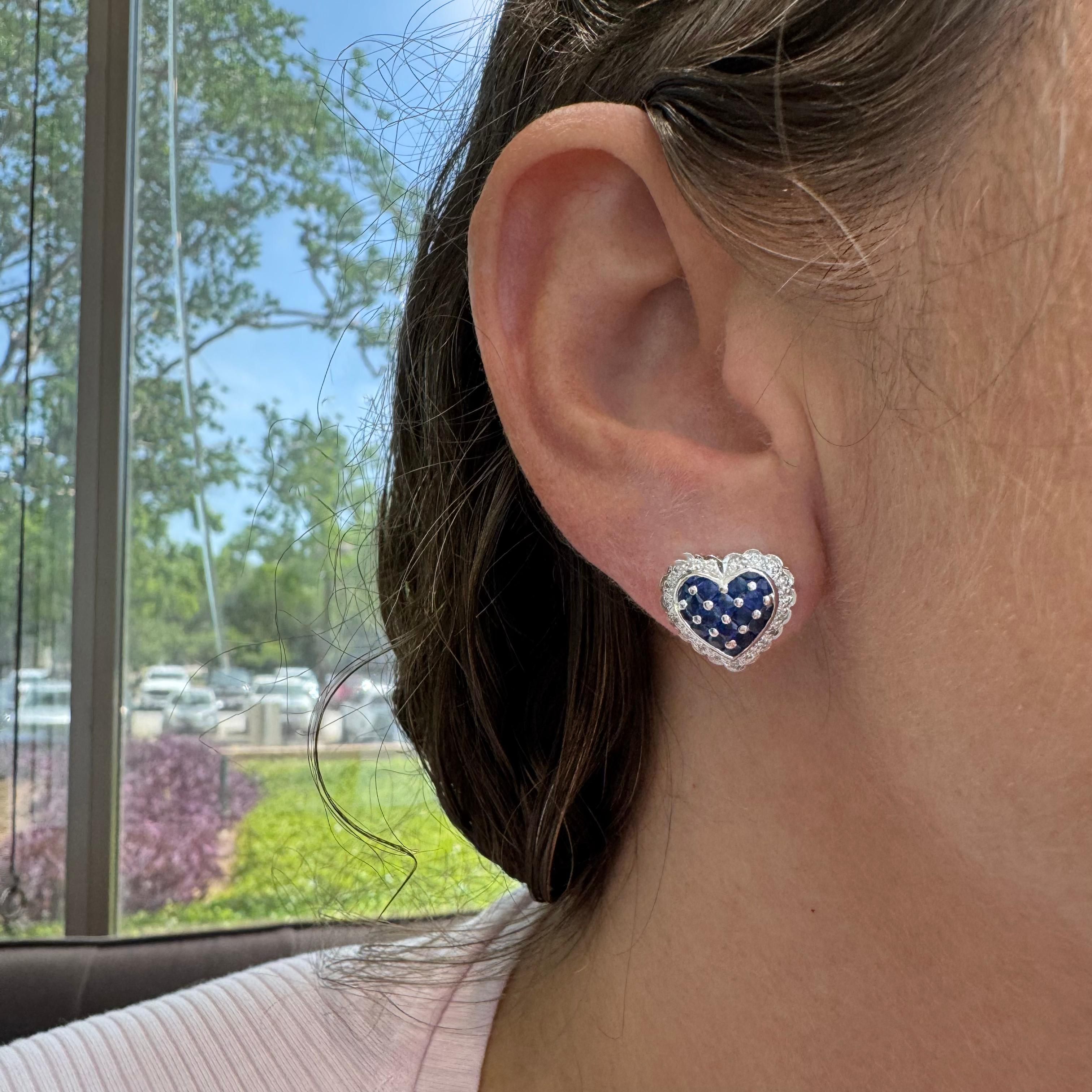 Orecchini a cuore con diamante e zaffiro aureolato in oro bianco 18 carati in vendita 2