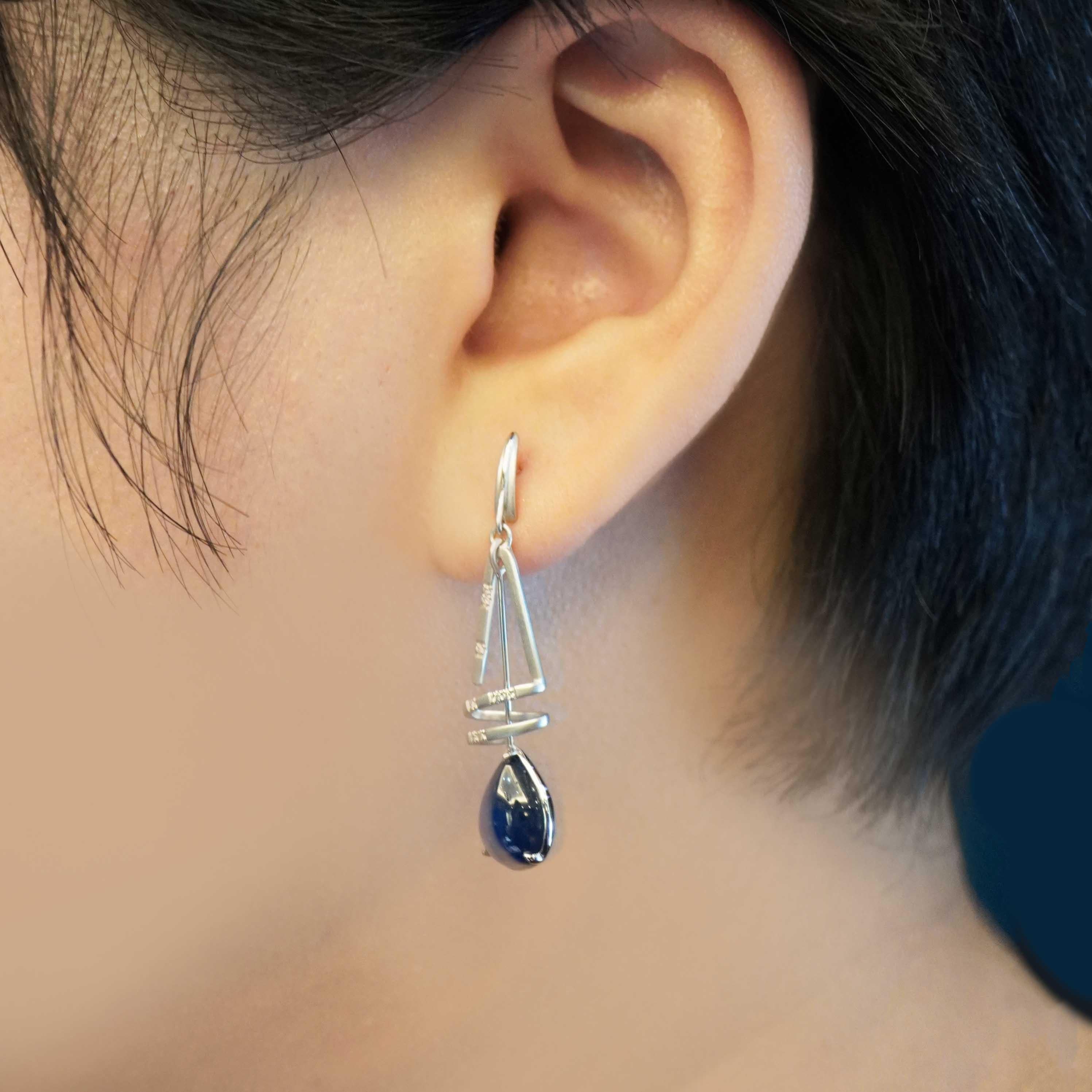 18k White Gold Sapphire Lanterns 6.74 Carat Intense Blue Sapphire Dangle Earring In New Condition For Sale In Hung Hom, HK