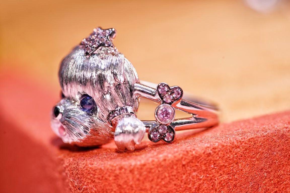 18 Karat Weißgold Saphir & rosa Saphir Hundering mit Diamanten

Blaue Saphire - 0,176 CT
Diamanten und rosa Saphire

Gesamtgewicht - 7,97 GM