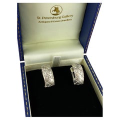 Ohrringe aus 18 Karat Weißgold (satiniert), halber Ohrring, Omega-Verschluss, 18 mm lang.