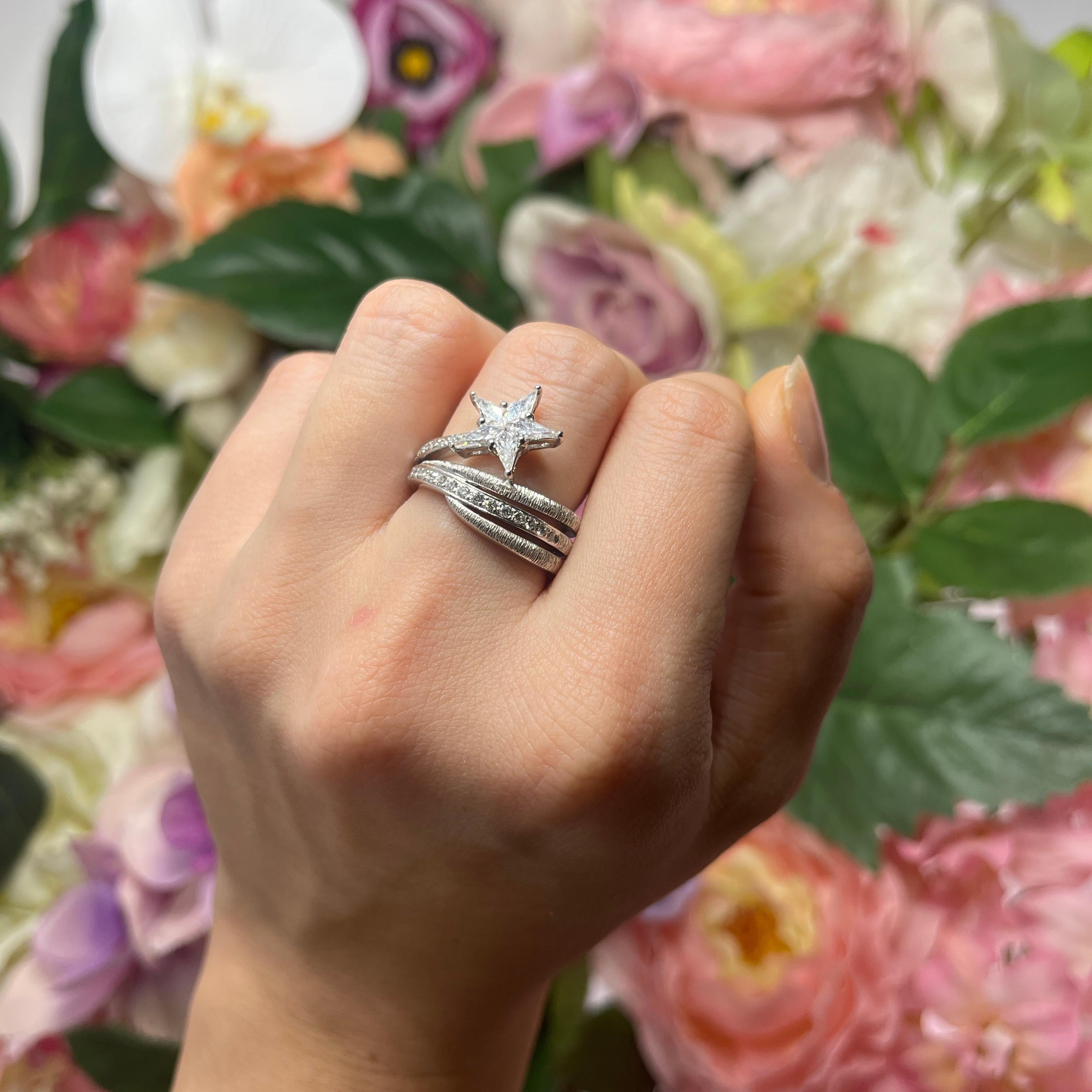 18K White Gold Satin Solitaire Ring with Shooting Star Design For Sale 2