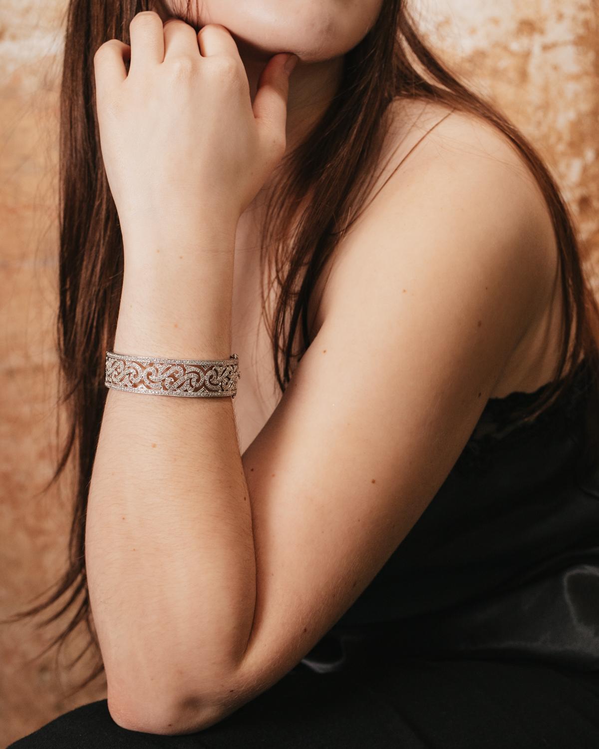 Bracelet à charnière en or blanc 18K avec diamants et volutes Excellent état - En vente à Seattle, WA