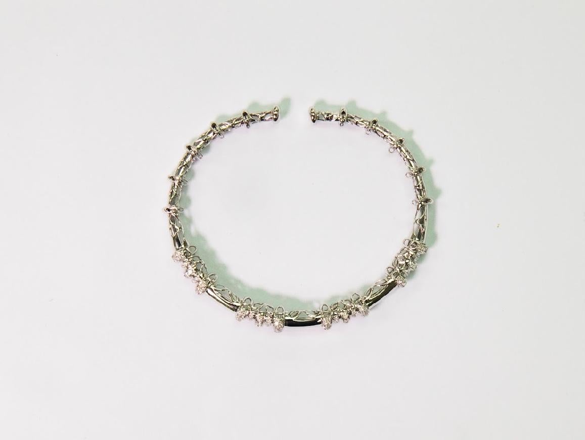•	Métal : Or blanc 18K 
•	Poids : 12.87gm 
•	Pierres précieuses : Diamants naturels
•	Poids total des diamants : 0,87ct (168 pierres)
•       Diamètre du bracelet : 1+2=8].
Conçu pour celles qui incarnent la force tranquille et le goût raffiné, ce