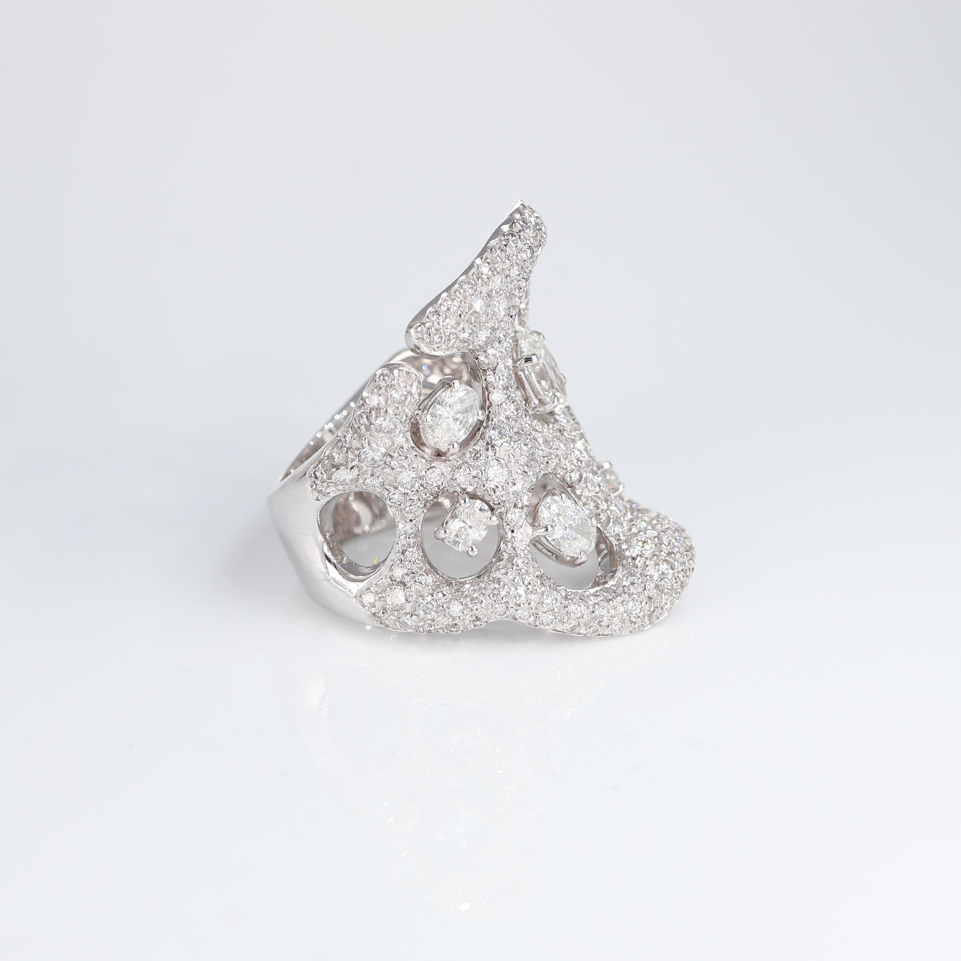 18K White Gold Sculptural Diamond Ring For Sale 2