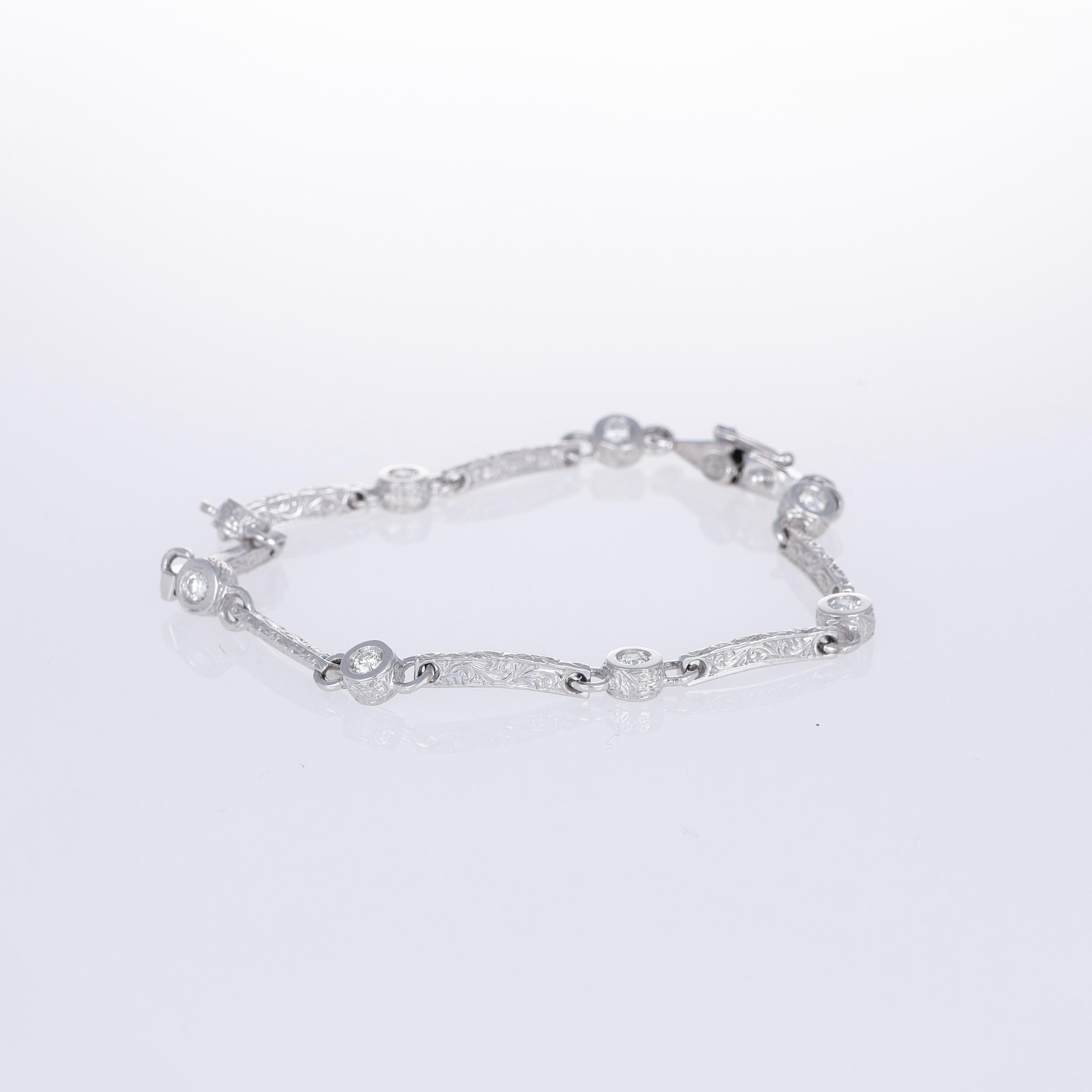 Un raffinato bracciale semirigido realizzato in oro bianco 18 carati, con delicate barre incise e impreziosite da 0,40 carati di diamanti a taglio brillante. I dettagli intricati esaltano l'eleganza del pezzo, rendendolo un'aggiunta sofisticata e