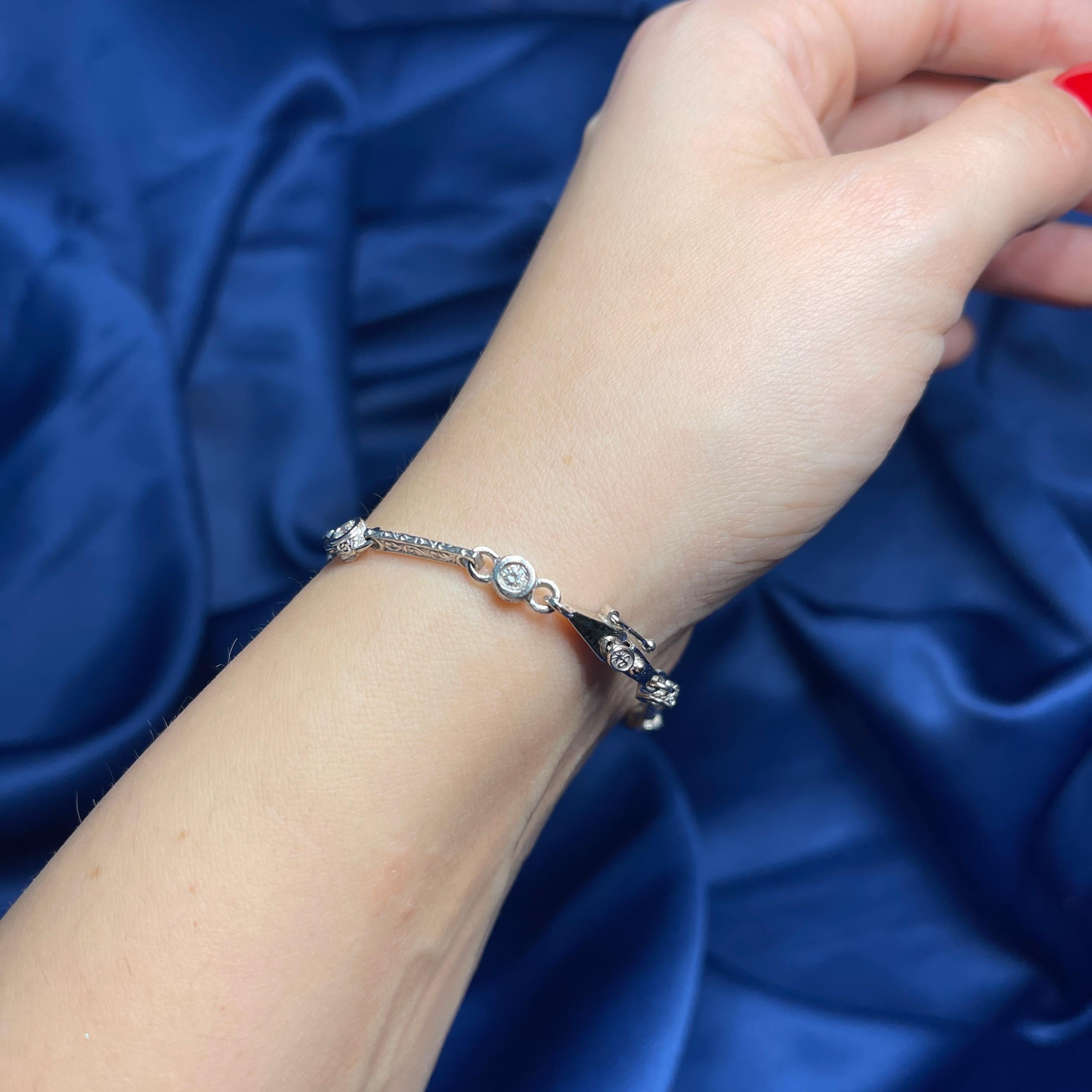 Bracciale semirigido in oro bianco 18K con barrette di diamanti in vendita 1