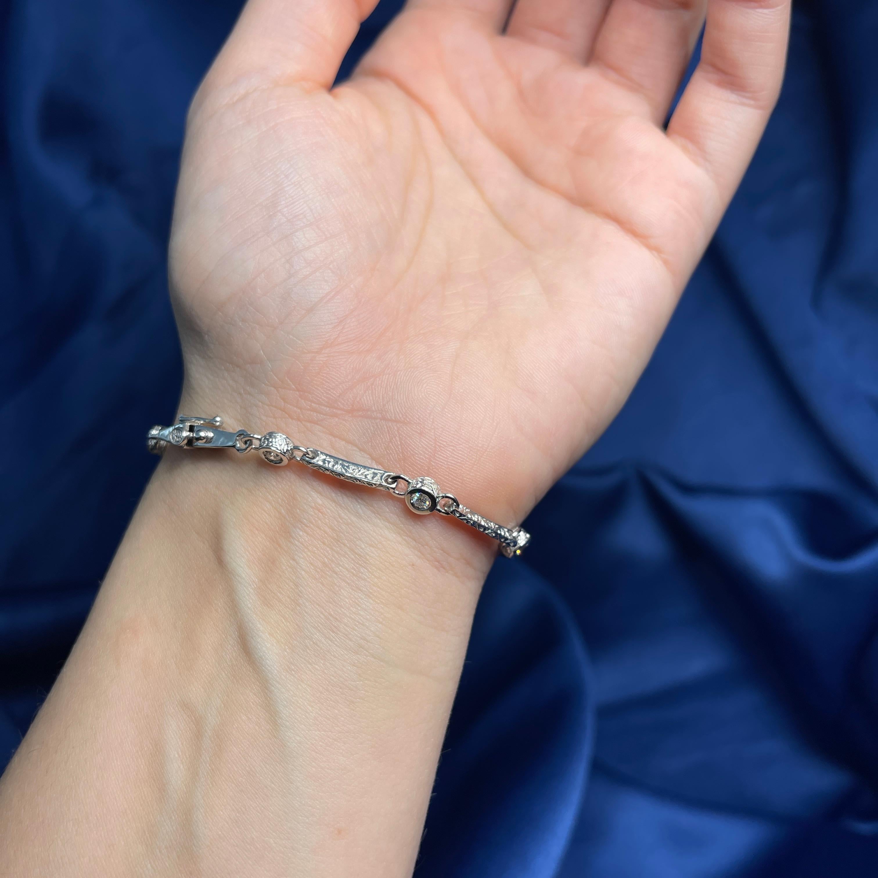 Bracciale semirigido in oro bianco 18K con barrette di diamanti in vendita 2