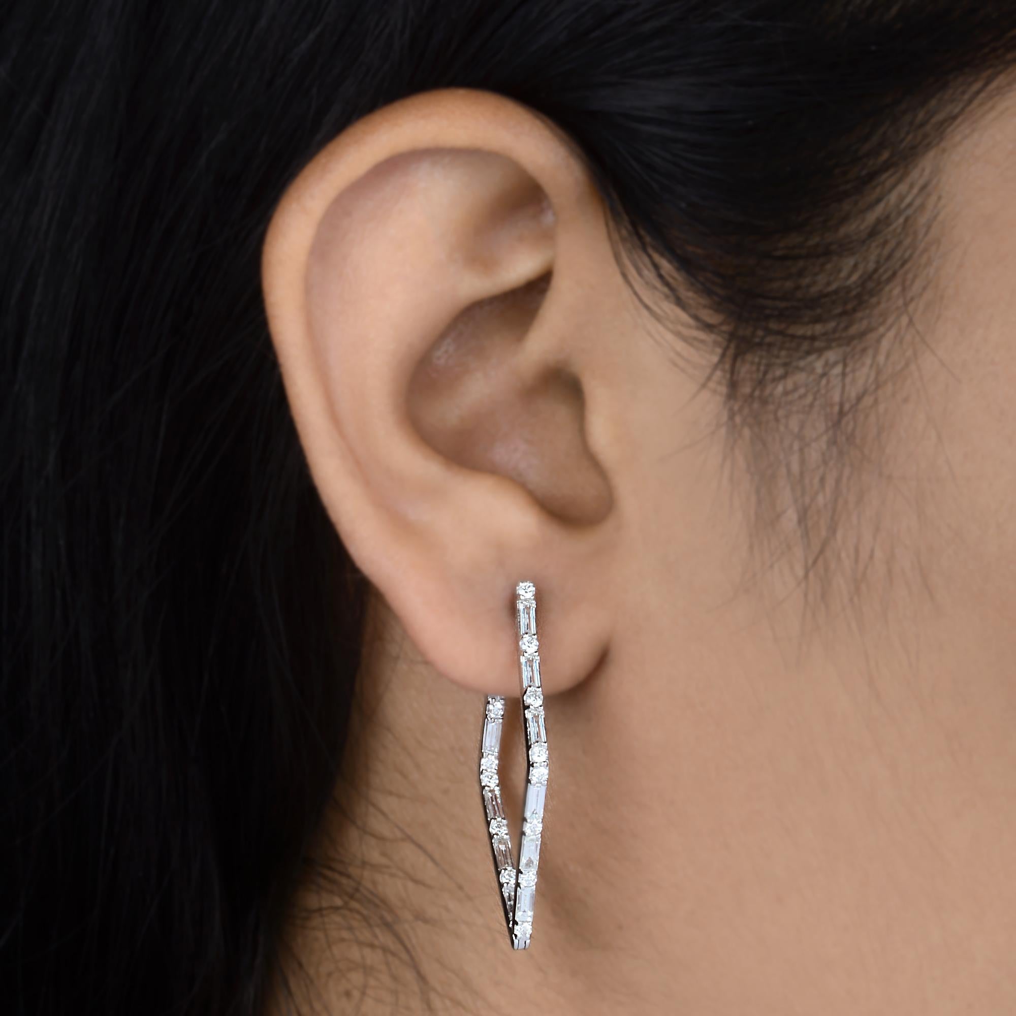 Boucles d'oreilles géométriques en or blanc 18k SI/H 1.60Ct Natural Diamond pour femmes
Les boucles d'oreilles présentent une silhouette angulaire allongée unique, qui donne une touche contemporaine aux anneaux traditionnels. Les rangées alternées