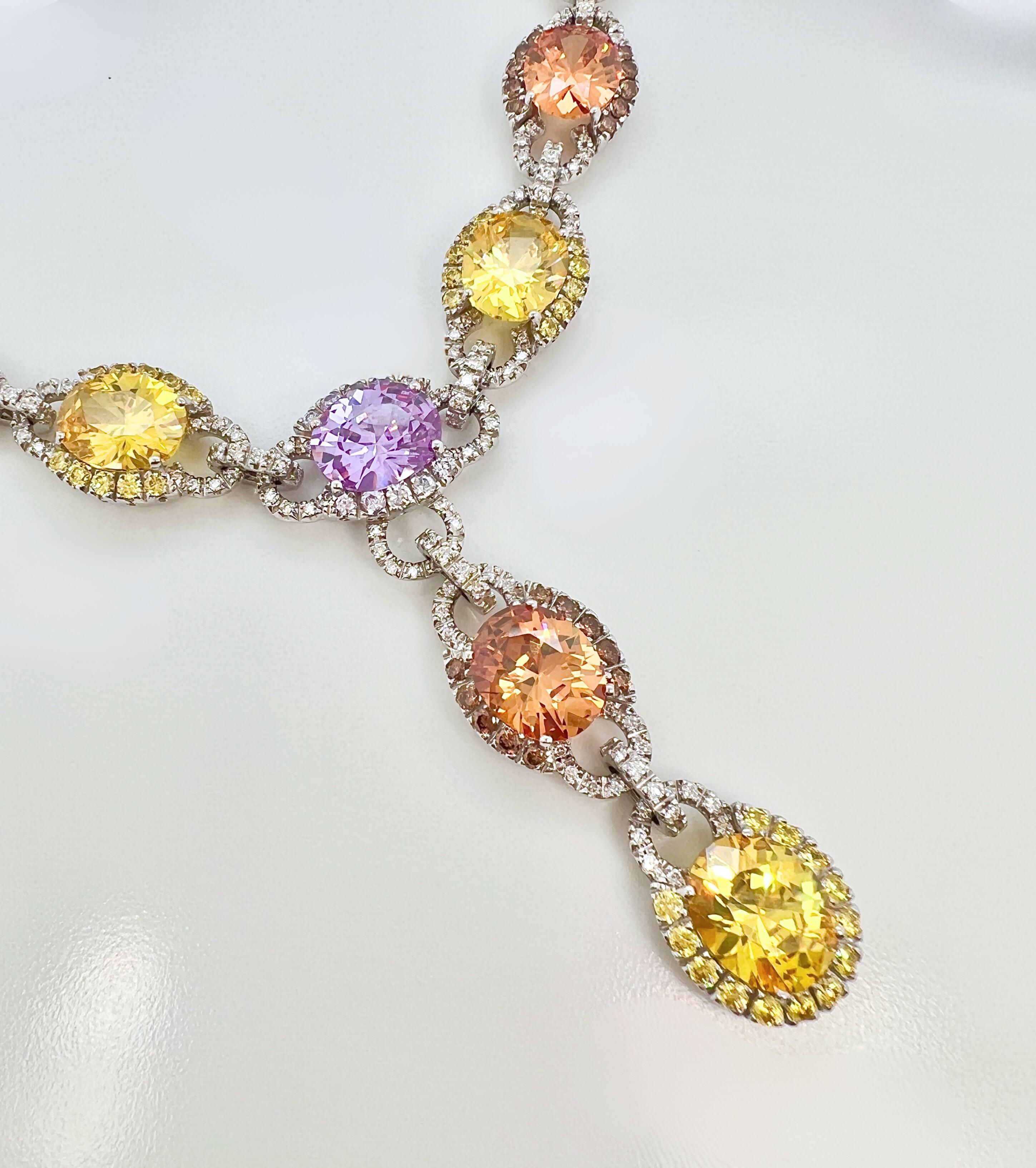 18k Weißgold, simulierter Stein und Diamant-Anhänger-Halskette

Einzelheiten:
18 kt., orange, gelbe und violette simulierte Steine, simuliertes helles Lila, Gelb und Braun
runde Steine, runde Diamanten ap. 6,80 ct.
Länge 17 Zoll
Gewicht: 96.1