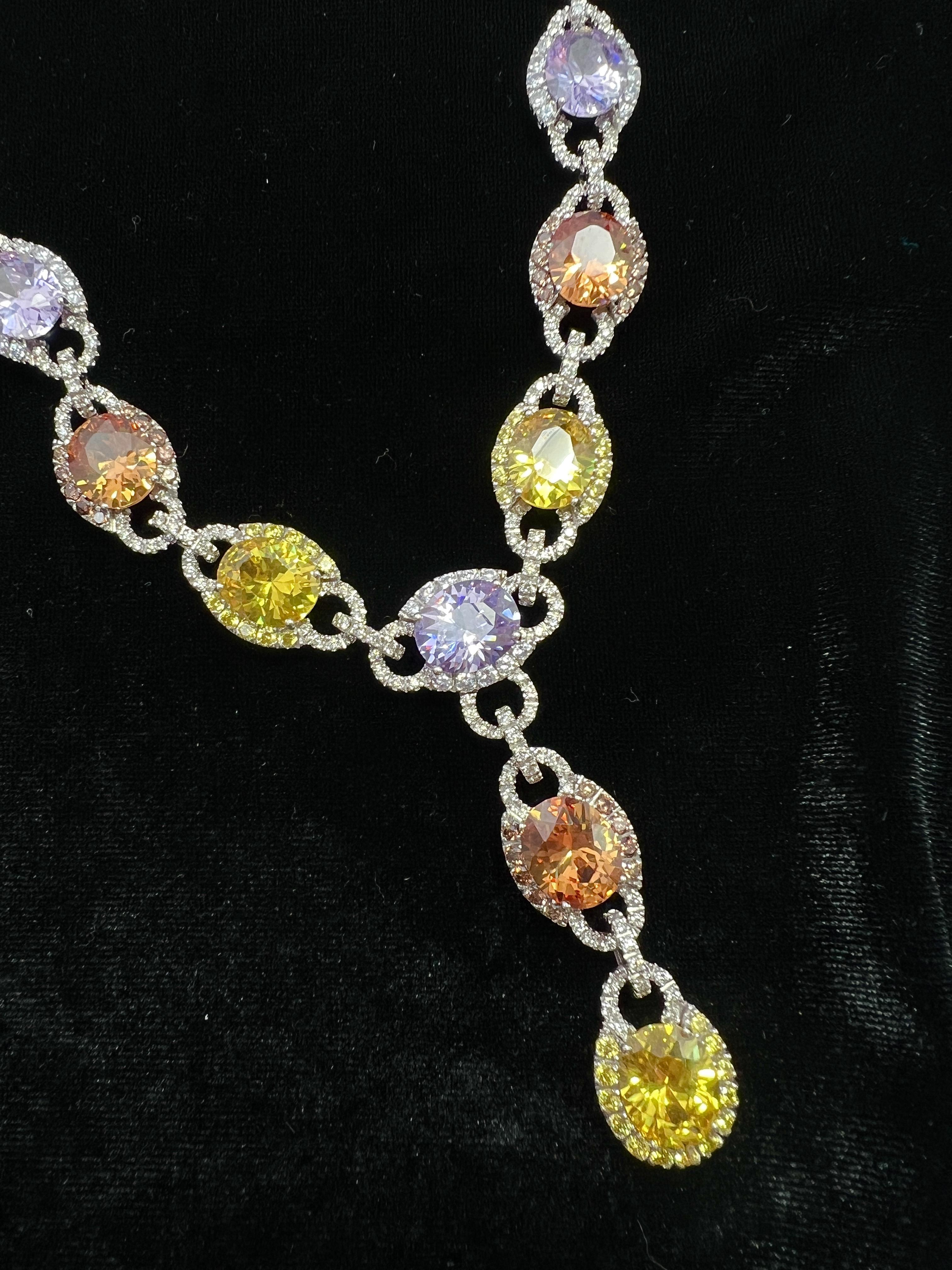 18k Weißgold, simulierter Stein und Diamant-Anhänger-Halskette (Rundschliff) im Angebot