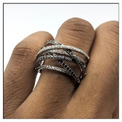 Bague en or blanc 18K à six rangs de diamants noirs et blancs croisés