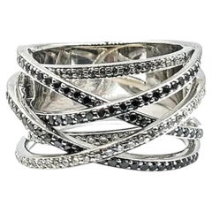 Bague en or blanc 18K à six rangs de diamants noirs et blancs croisés