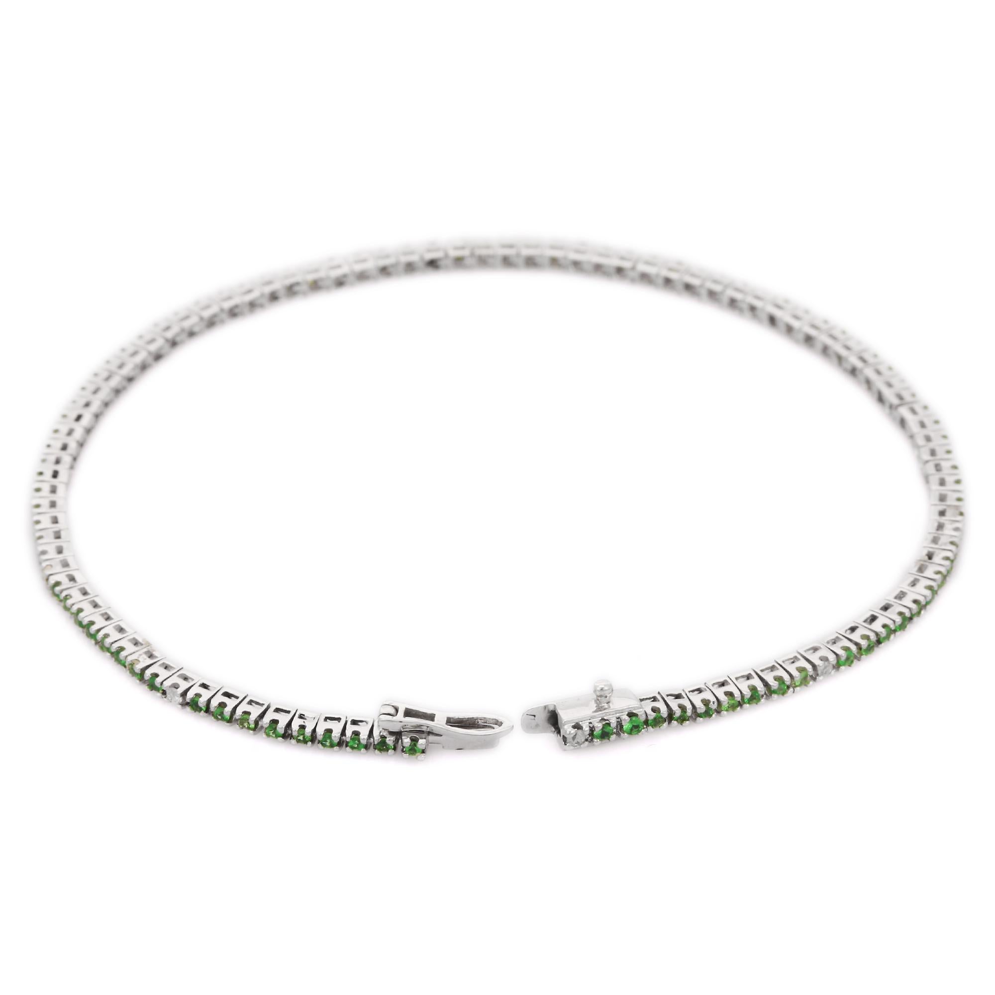 Moderne Bracelet tennis minimaliste en or blanc massif 18 carats avec diamants et tsavorites en vente