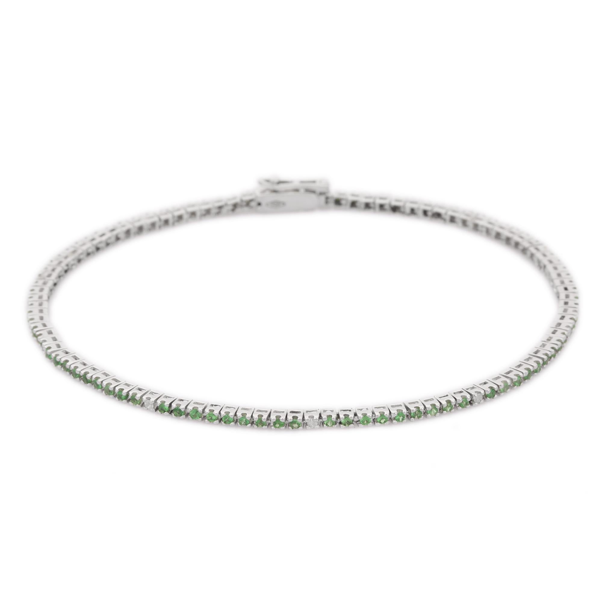 Bracelet tennis minimaliste en or blanc massif 18 carats avec diamants et tsavorites en vente 1