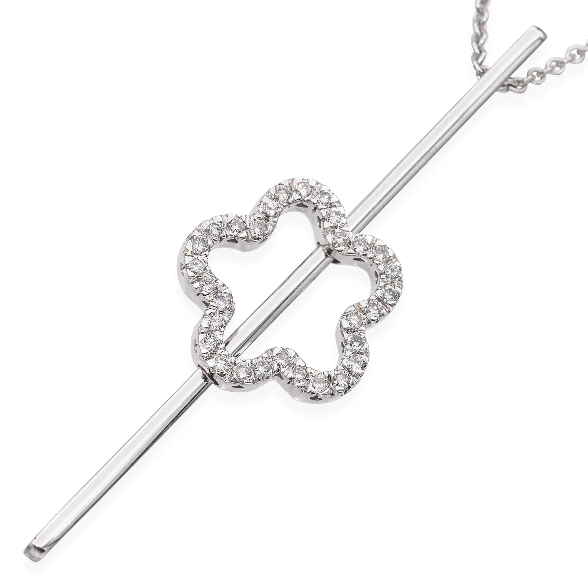 Cet élégant collier à pendentifs présente un design élégant et allongé avec un motif de trèfle ouvert distinctif. La fleur est incrustée de diamants blancs scintillants, créant un point focal captivant. Réalisé en or blanc lustré 18k, le pendentif
