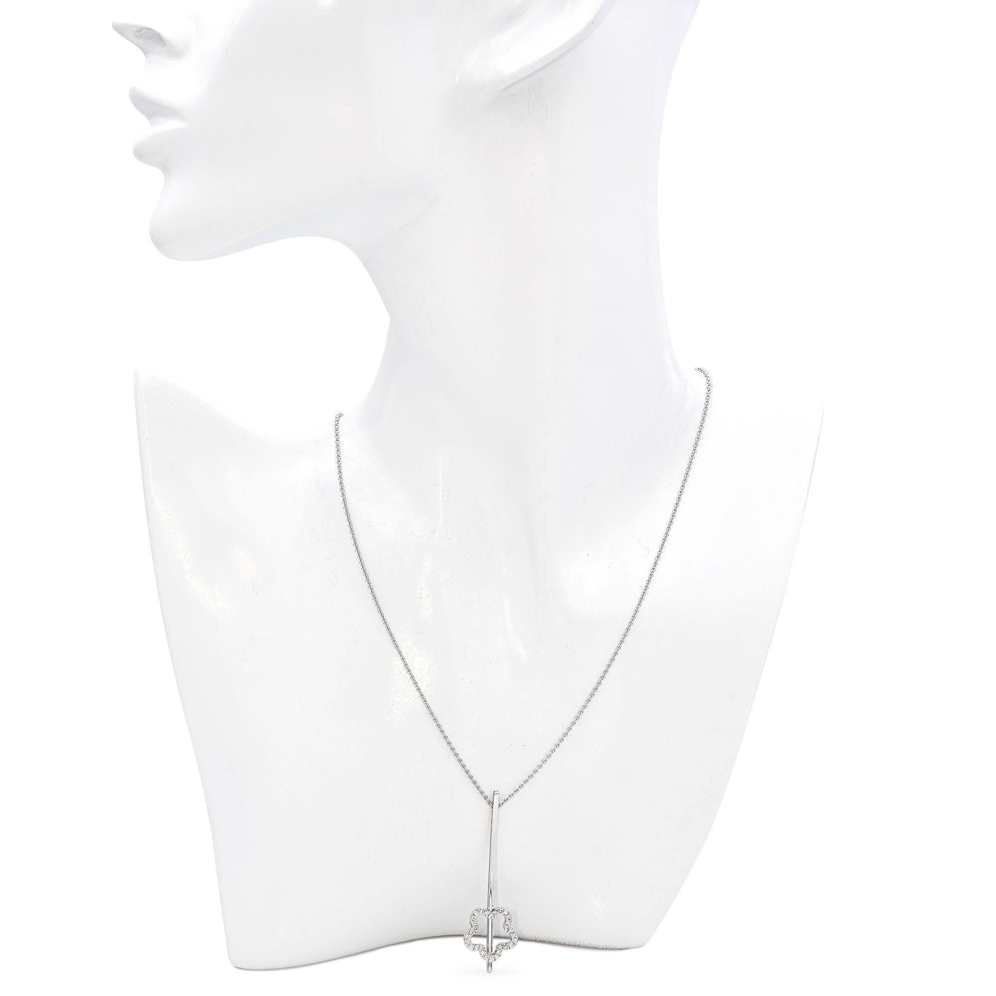 Taille ronde Collier fleur en or blanc 18k avec pendentif Slide en diamant en vente