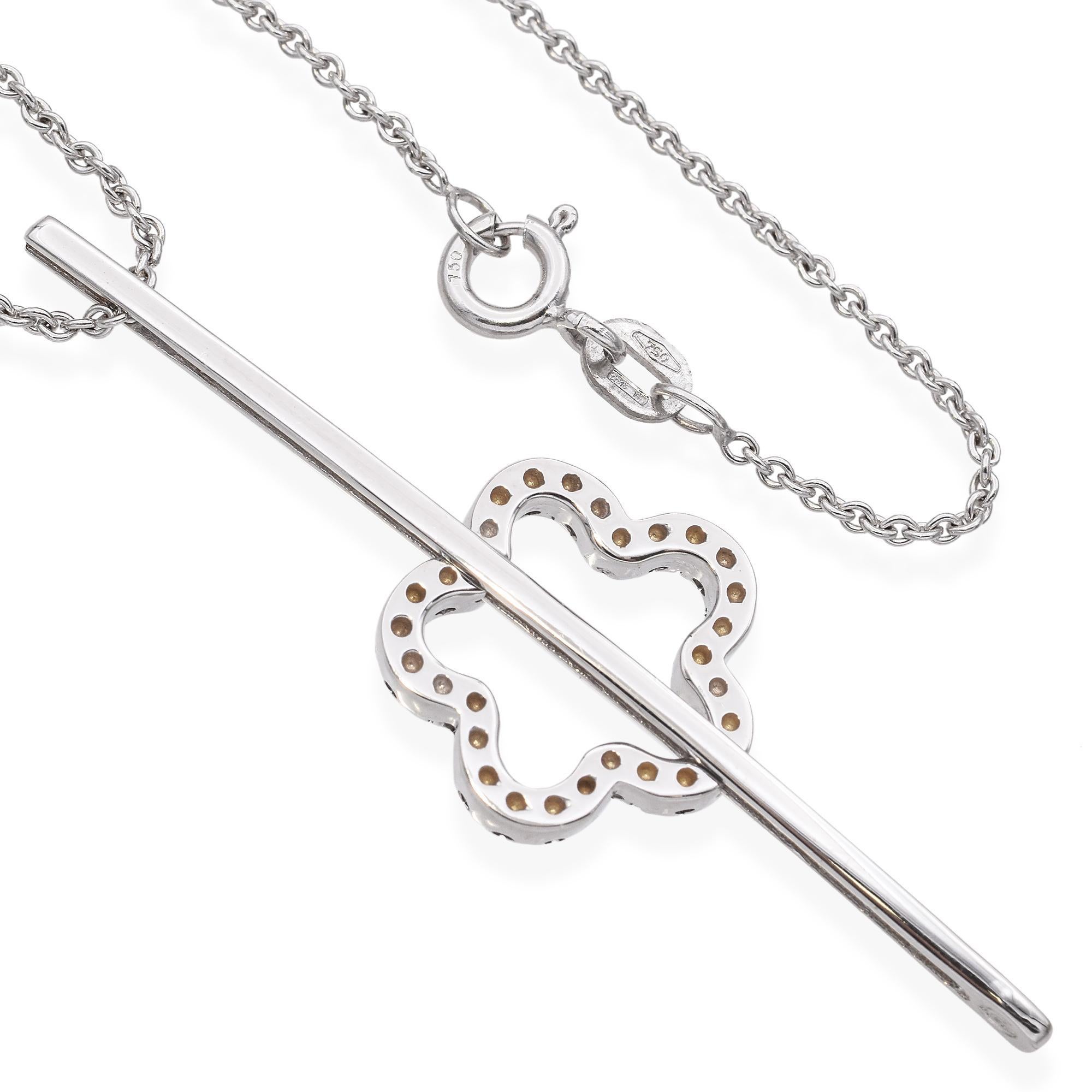 Collier fleur en or blanc 18k avec pendentif Slide en diamant Pour femmes en vente