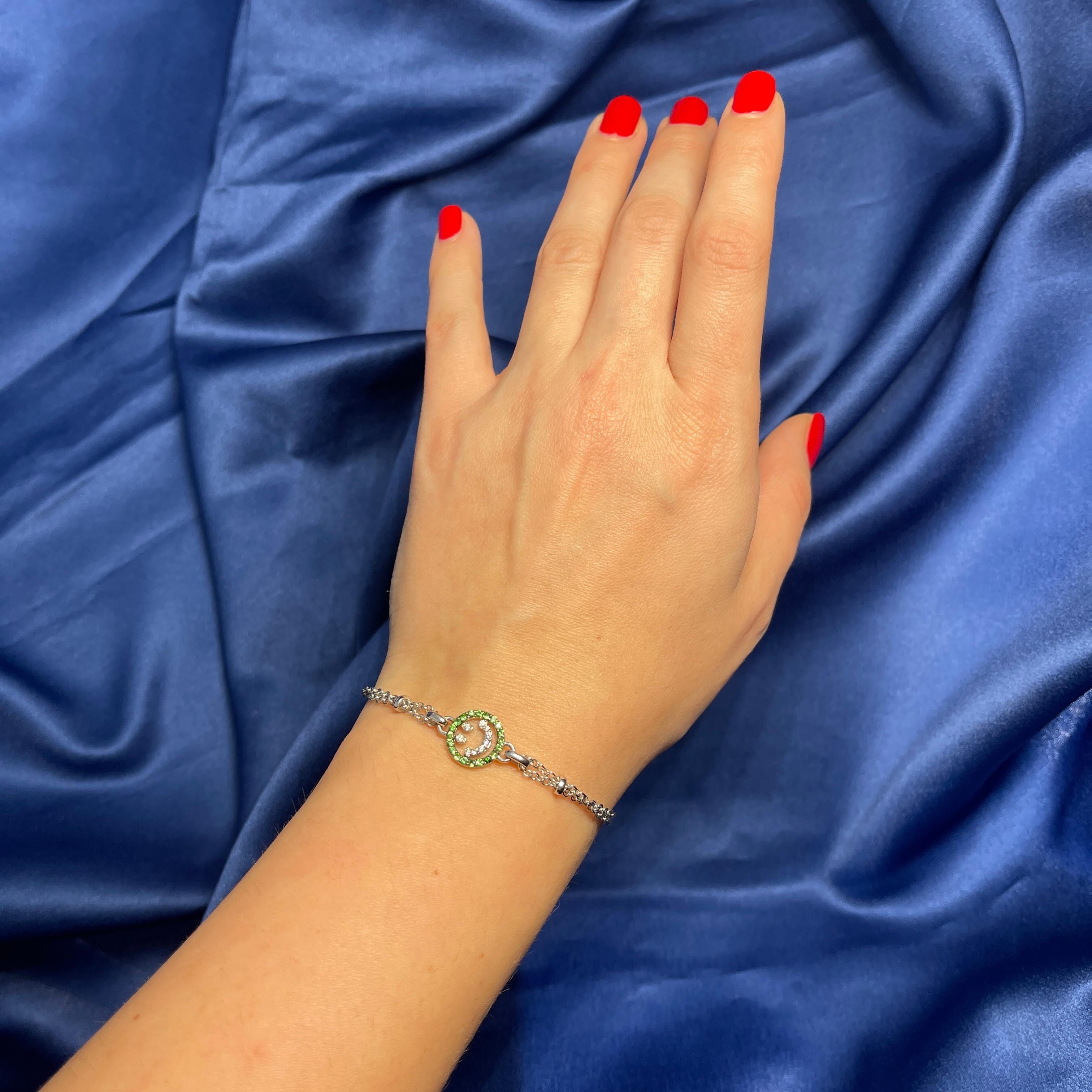 Taglio brillante Bracciale Smile in oro bianco 18K con diamanti e tsavoriti in vendita