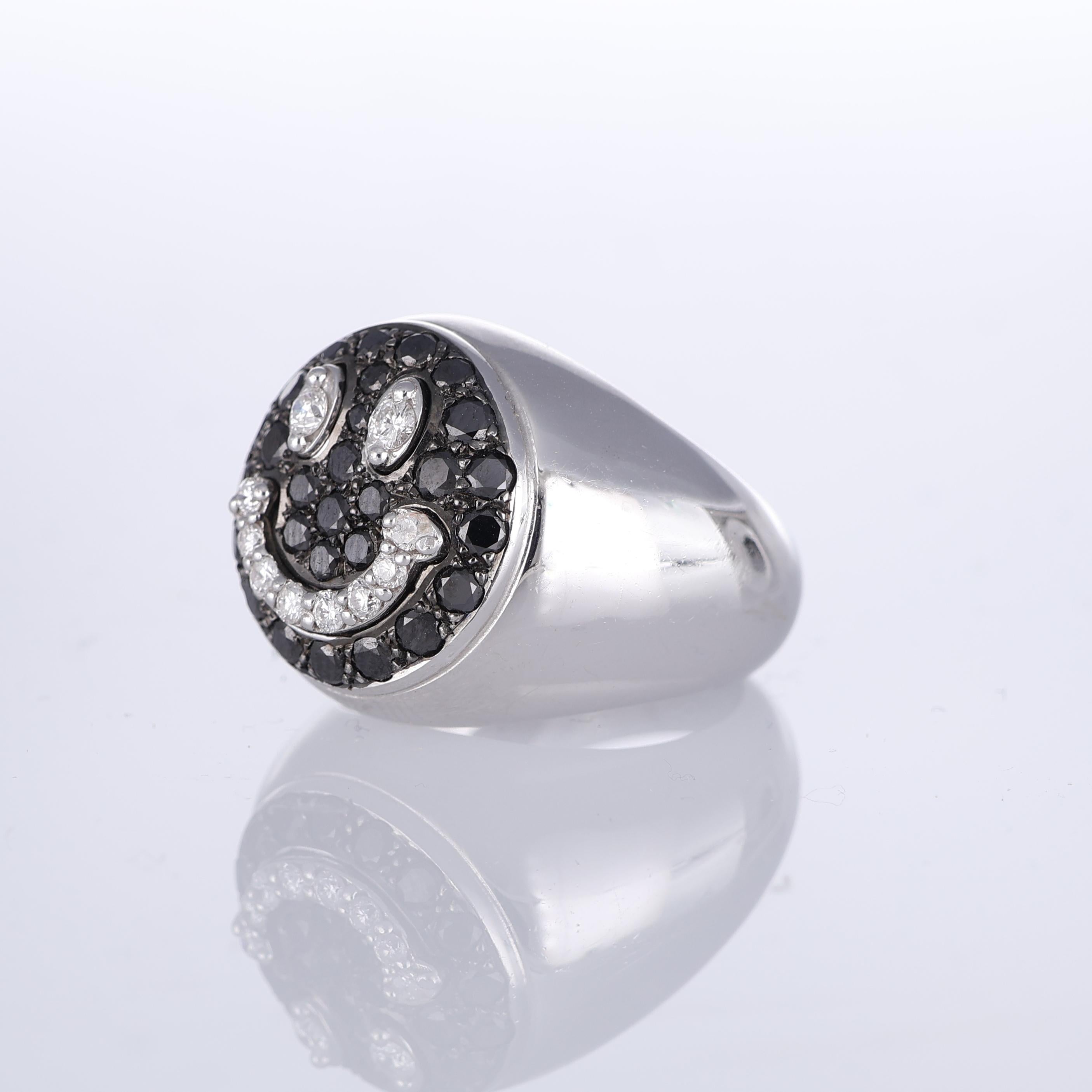 18K White Gold Smile Ring with Black and White Diamond Pavé In New Condition For Sale In Bergamo, BG