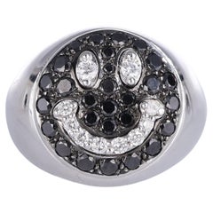 Anello Smile in oro bianco 18 carati con pavé di diamanti bianchi e neri