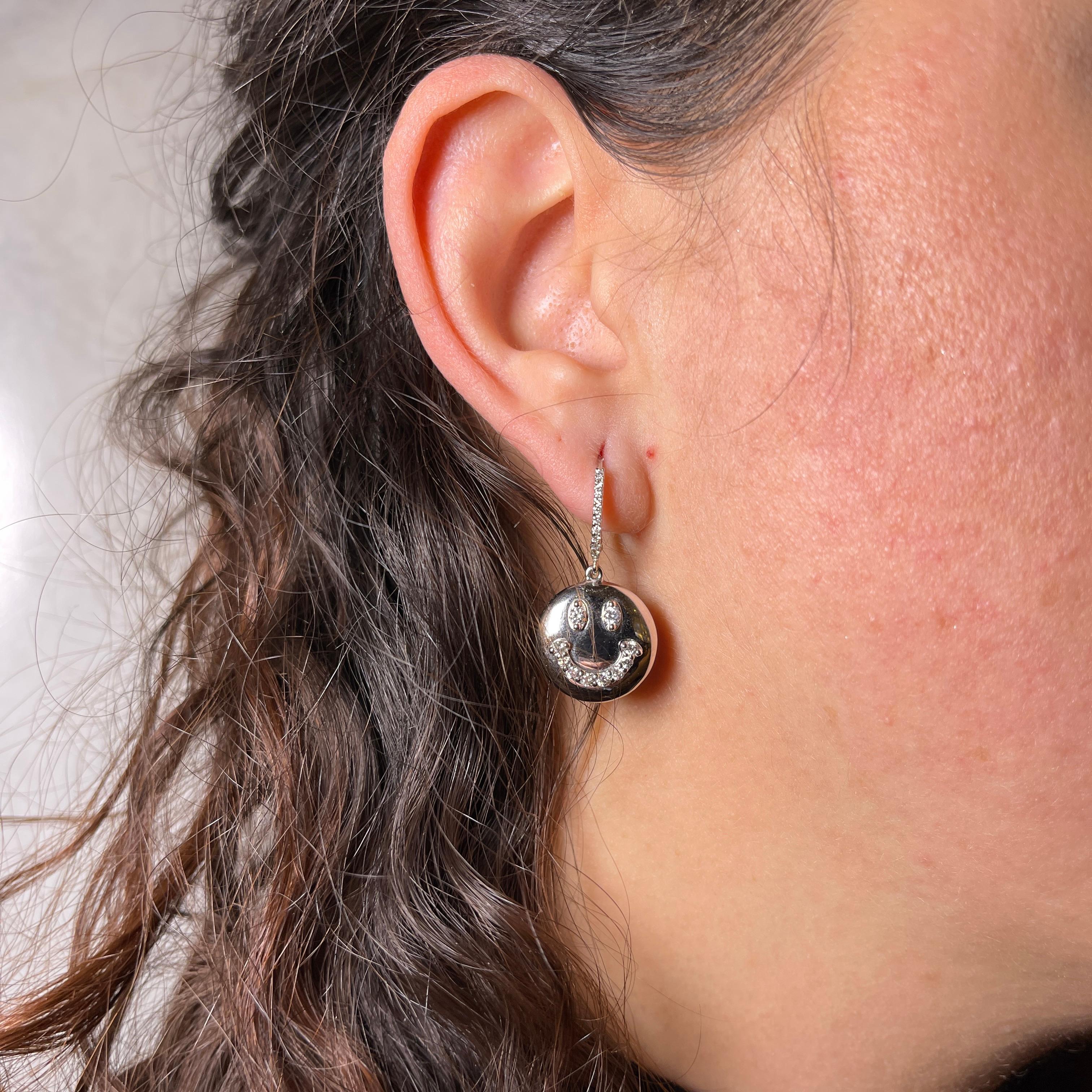 18K White Gold Smiley Face Dangle Earrings with Diamonds In New Condition For Sale In Bergamo, BG