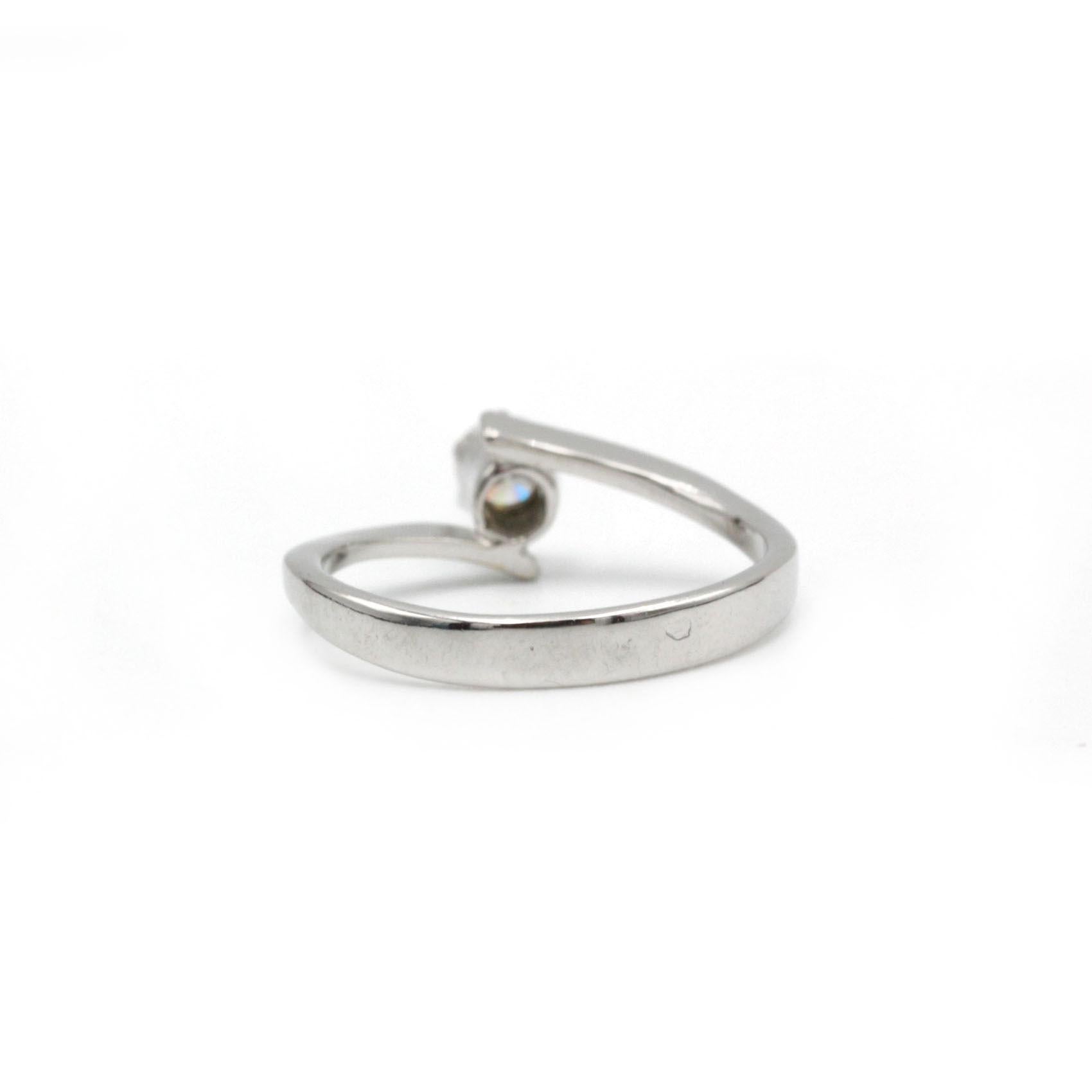Contemporary 18K White Gold Solitaire Ring with 0.28 ct G SI Round Brilliant Diamond For Sale