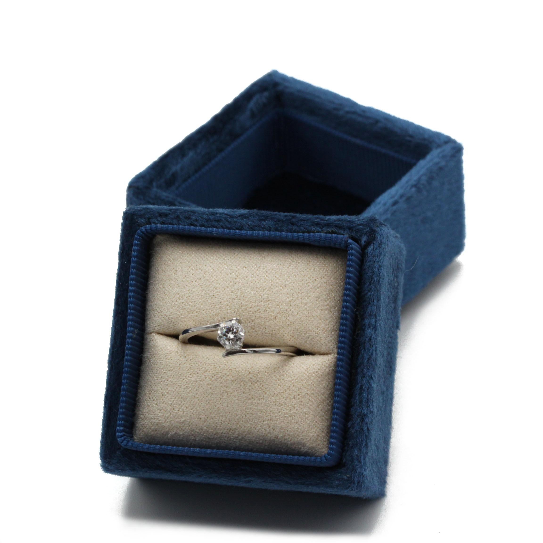 Round Cut 18K White Gold Solitaire Ring with 0.28 ct G SI Round Brilliant Diamond For Sale