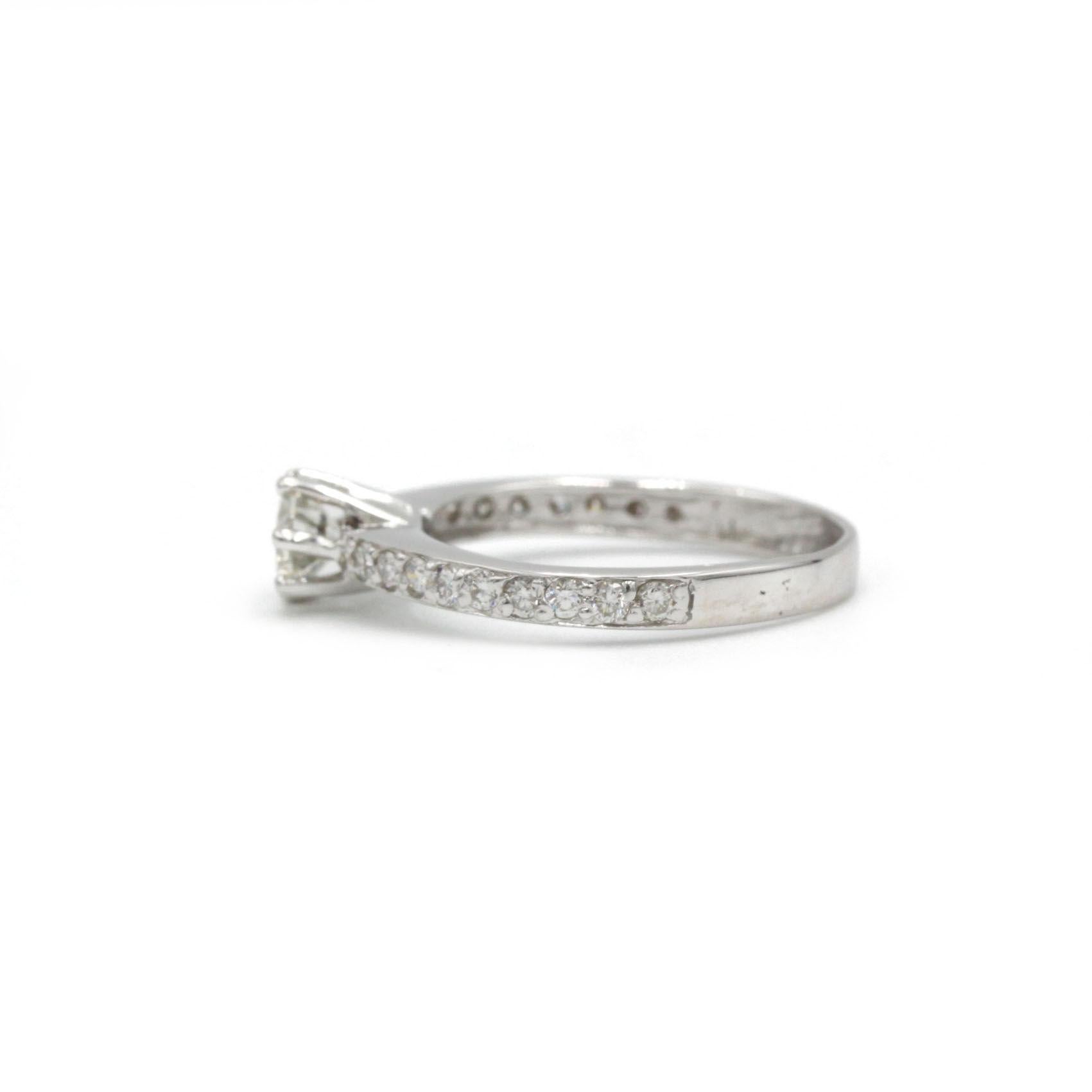18K Weißgold Solitär-Ring mit 0,30 ct G VS Diamant und 18 Pavé-Akzenten (Zeitgenössisch) im Angebot