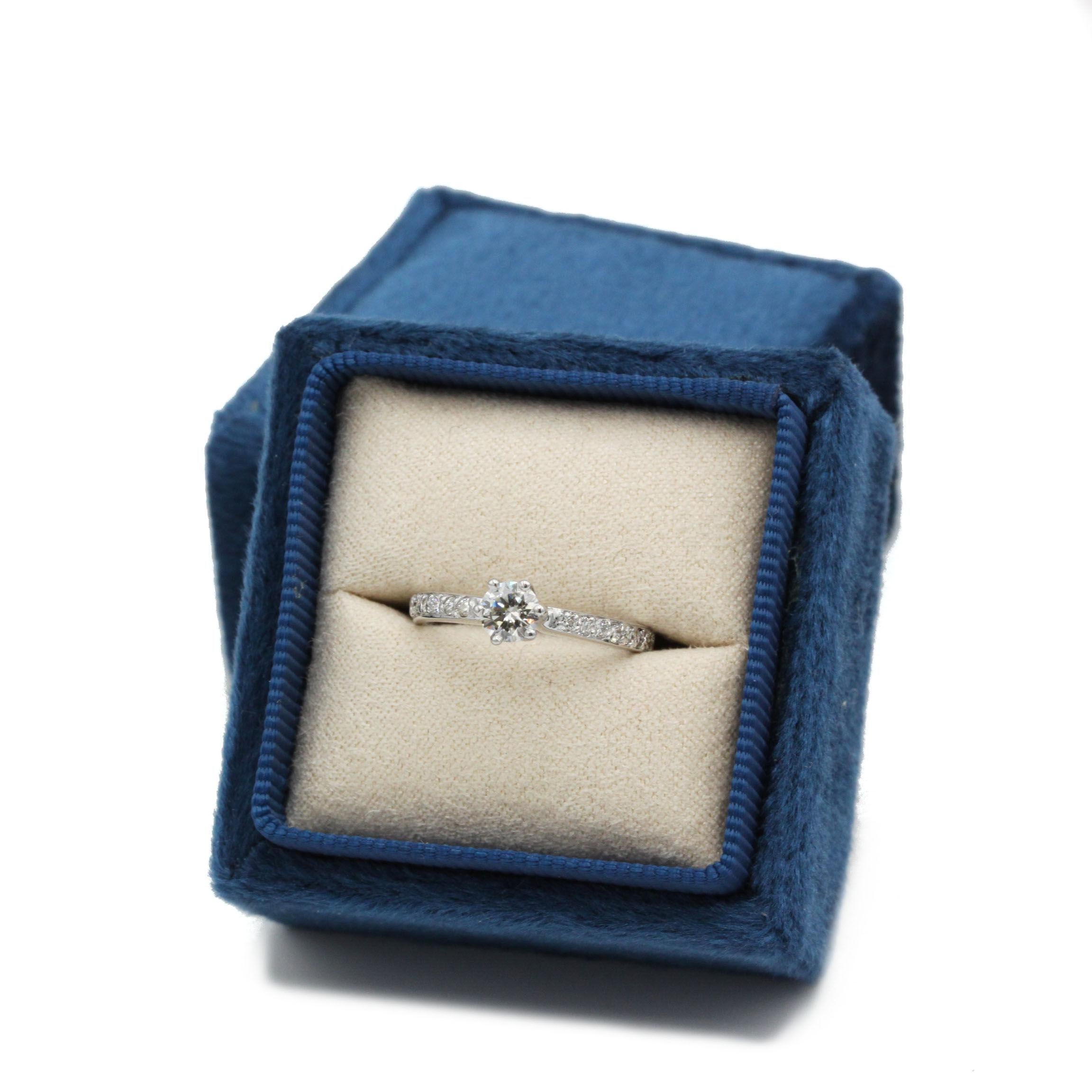 18K Weißgold Solitär-Ring mit 0,30 ct G VS Diamant und 18 Pavé-Akzenten Damen im Angebot