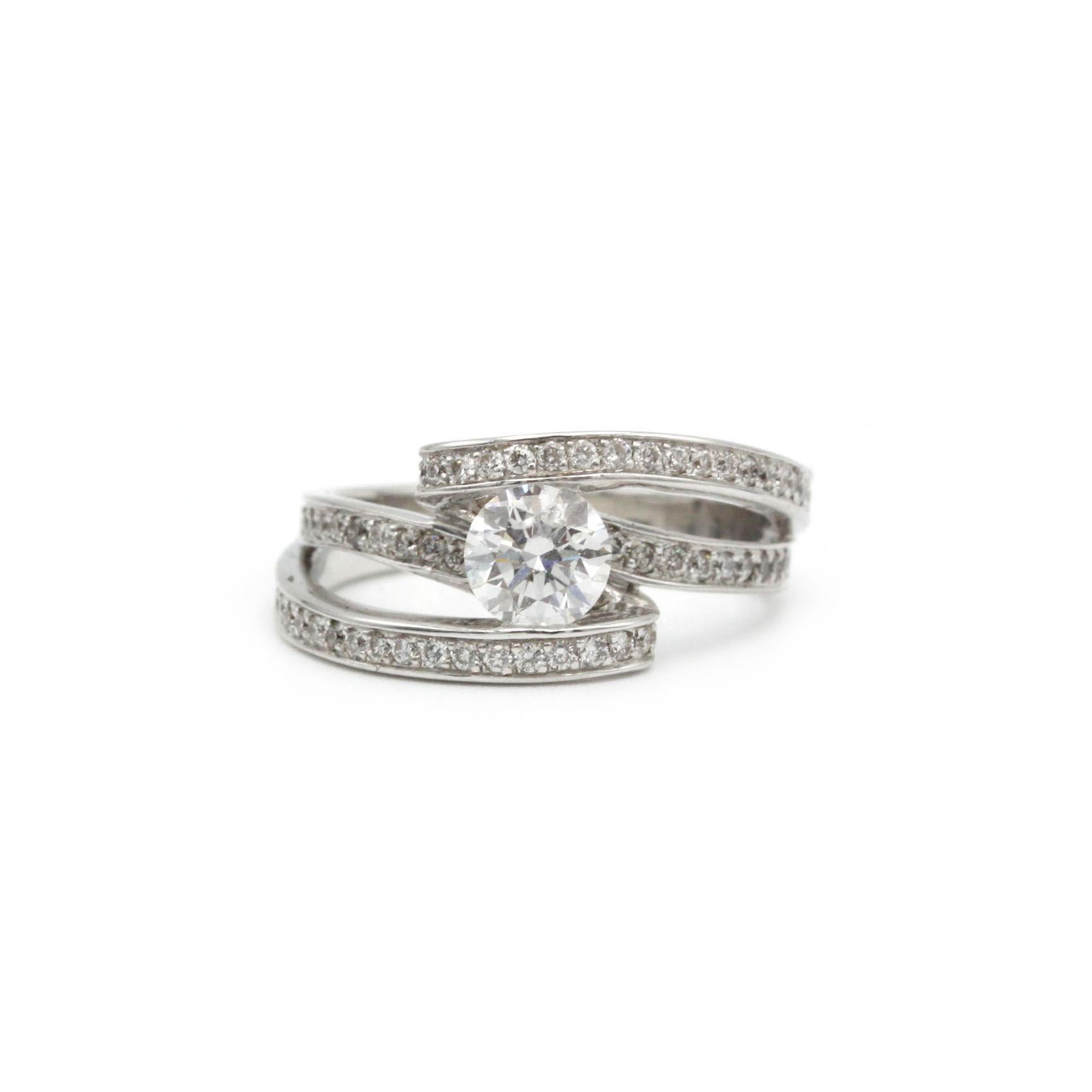 Anillo solitario de oro blanco de 18 quilates con diamante D VVS de 0,70 quilates y acentos pavé de 1 quilate Contemporáneo en venta