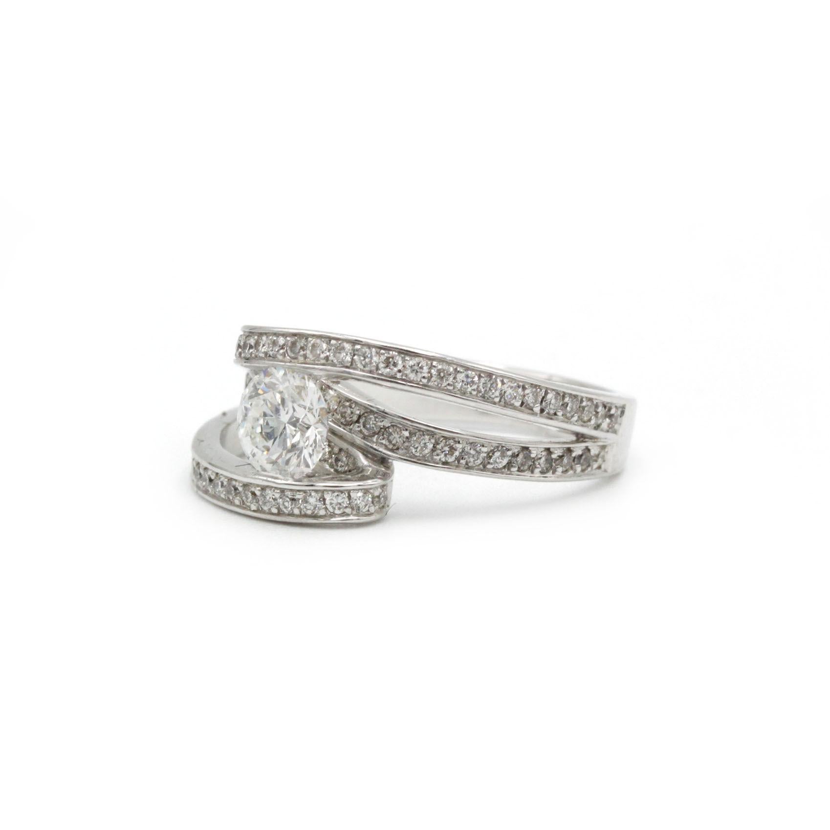 Anillo solitario de oro blanco de 18 quilates con diamante D VVS de 0,70 quilates y acentos pavé de 1 quilate Corte redondo en venta
