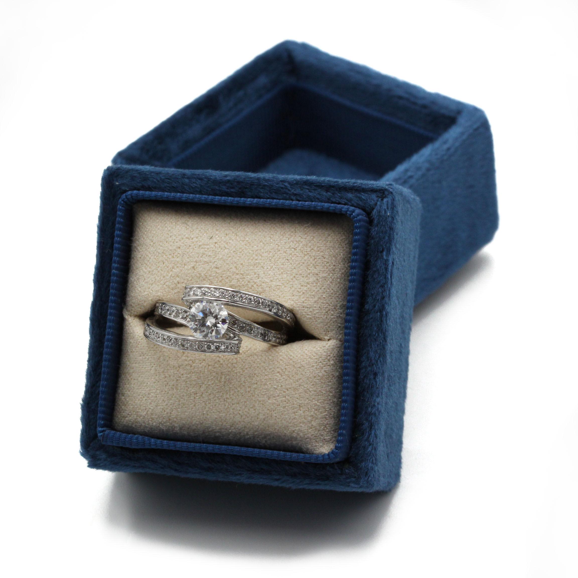 Anillo solitario de oro blanco de 18 quilates con diamante D VVS de 0,70 quilates y acentos pavé de 1 quilate en venta 1