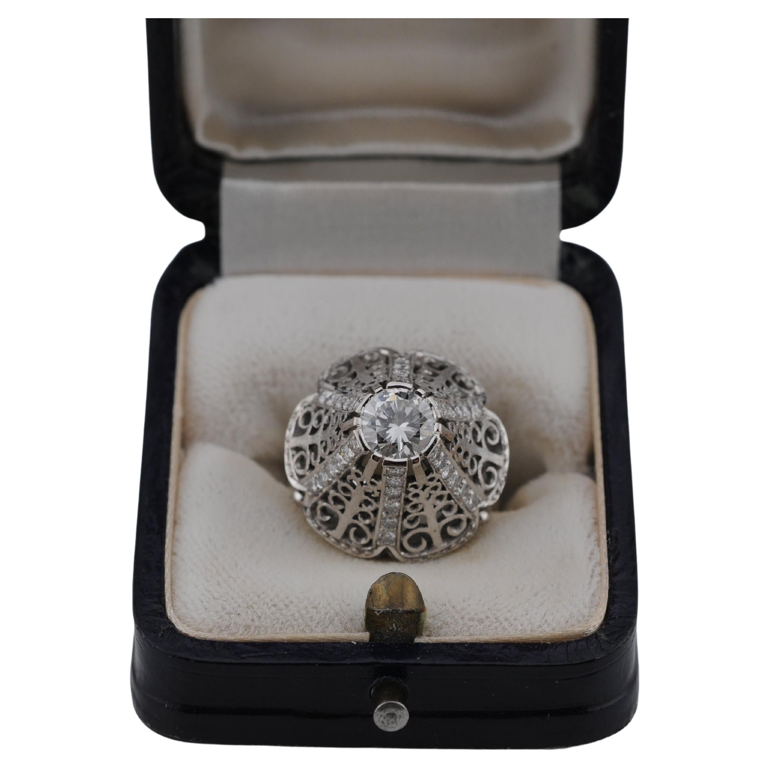 Solitärring aus 18 K Weißgold mit Diamant im Brillantschliff - ca. 1ct

Ein exquisiter Solitärring aus 18-karätigem Weißgold mit einem Diamanten im Brillantschliff, der in ein erhabenes, filigranes Design eingefasst ist.

Details zum