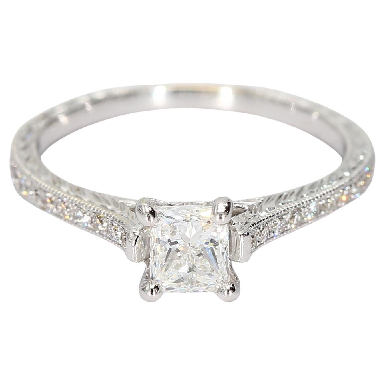 Bague solitaire en or blanc 18k avec un diamant central de taille princesse et un anneau filigrane